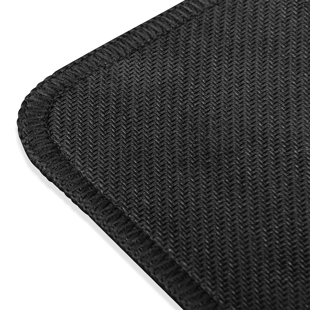 Zbliżenie czarnej maty ze szwem na obrzeżu, ukazujące fakturę i szczegóły. Mata jest wykonana z tkanego materiału.