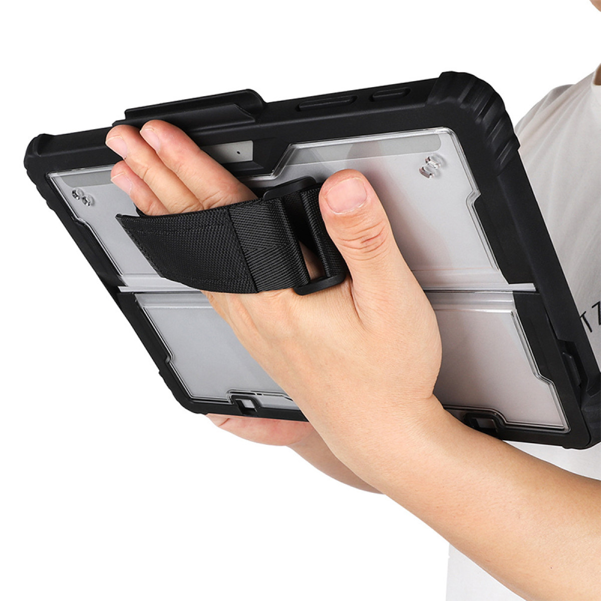Een persoon die een tablet vasthoudt in een zwarte beschermhoes met een handriem.