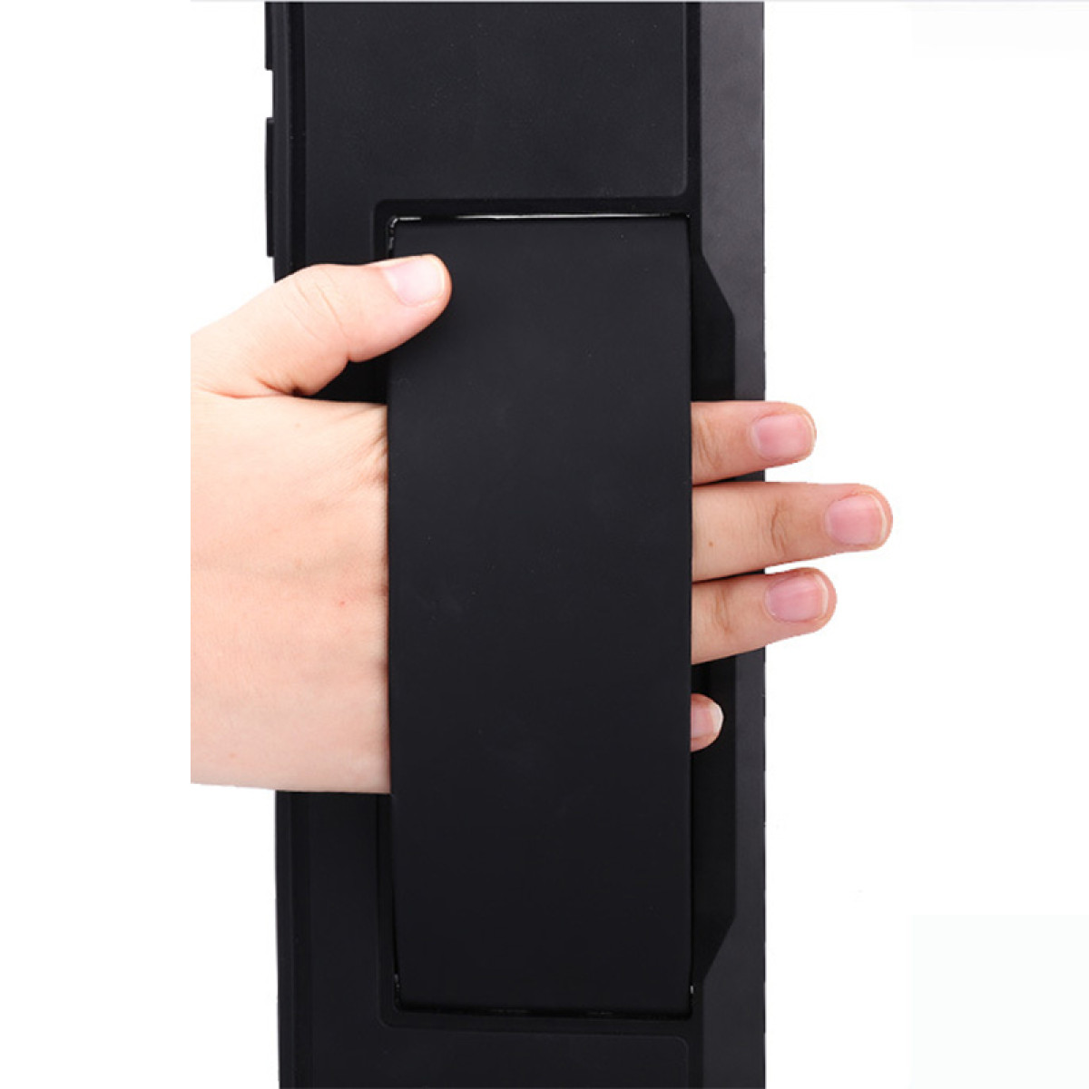 Mano che tiene una fascia nera. La fascia è spessa e larga. Sfondo bianco.