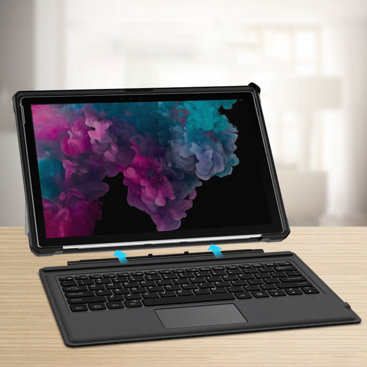 Tablet con custodia con tastiera su un tavolo di legno, che mostra uno sfondo astratto colorato sullo schermo.