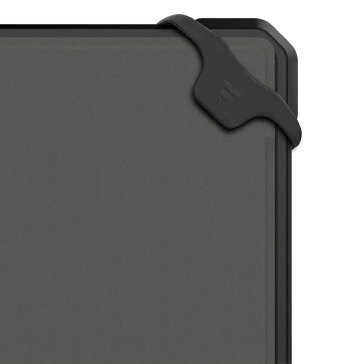 Primo piano dell'angolo di una custodia per tablet, con una clip nera attaccata.