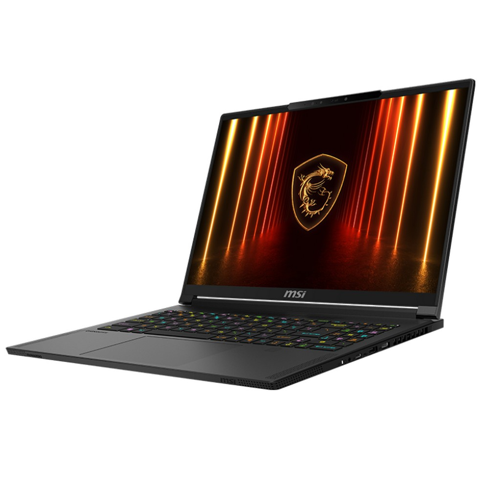 Laptop nero, aperto, vista angolata. Schermo mostra emblema infuocato e linee verticali arancioni.