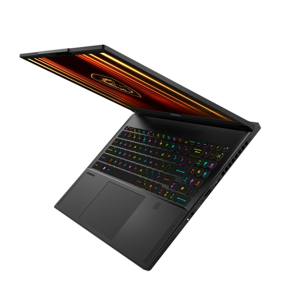 Laptop nero, aperto, vista angolata. Tastiera e trackpad visibili. Schermo mostra emblema infuocato e luci arancioni.