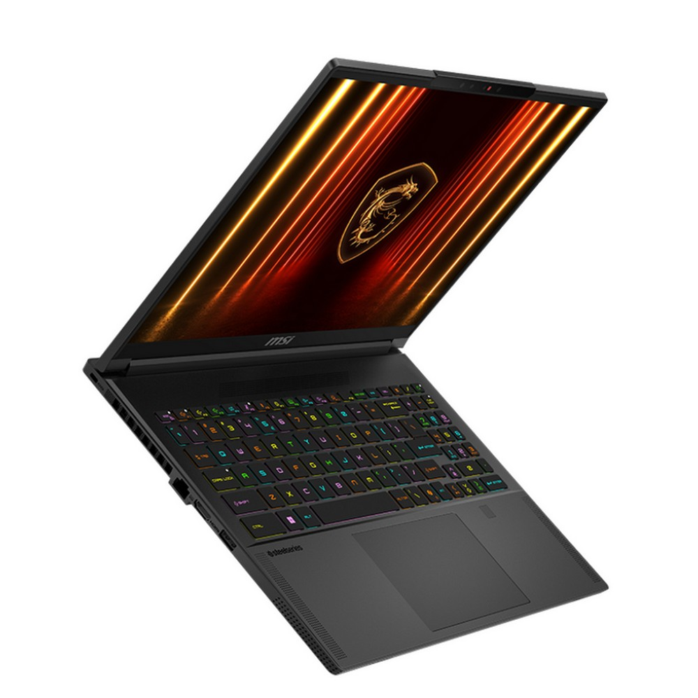 Laptop nero, aperto, vista angolata. Tastiera e trackpad visibili. Schermo mostra emblema infuocato e luci arancioni.
