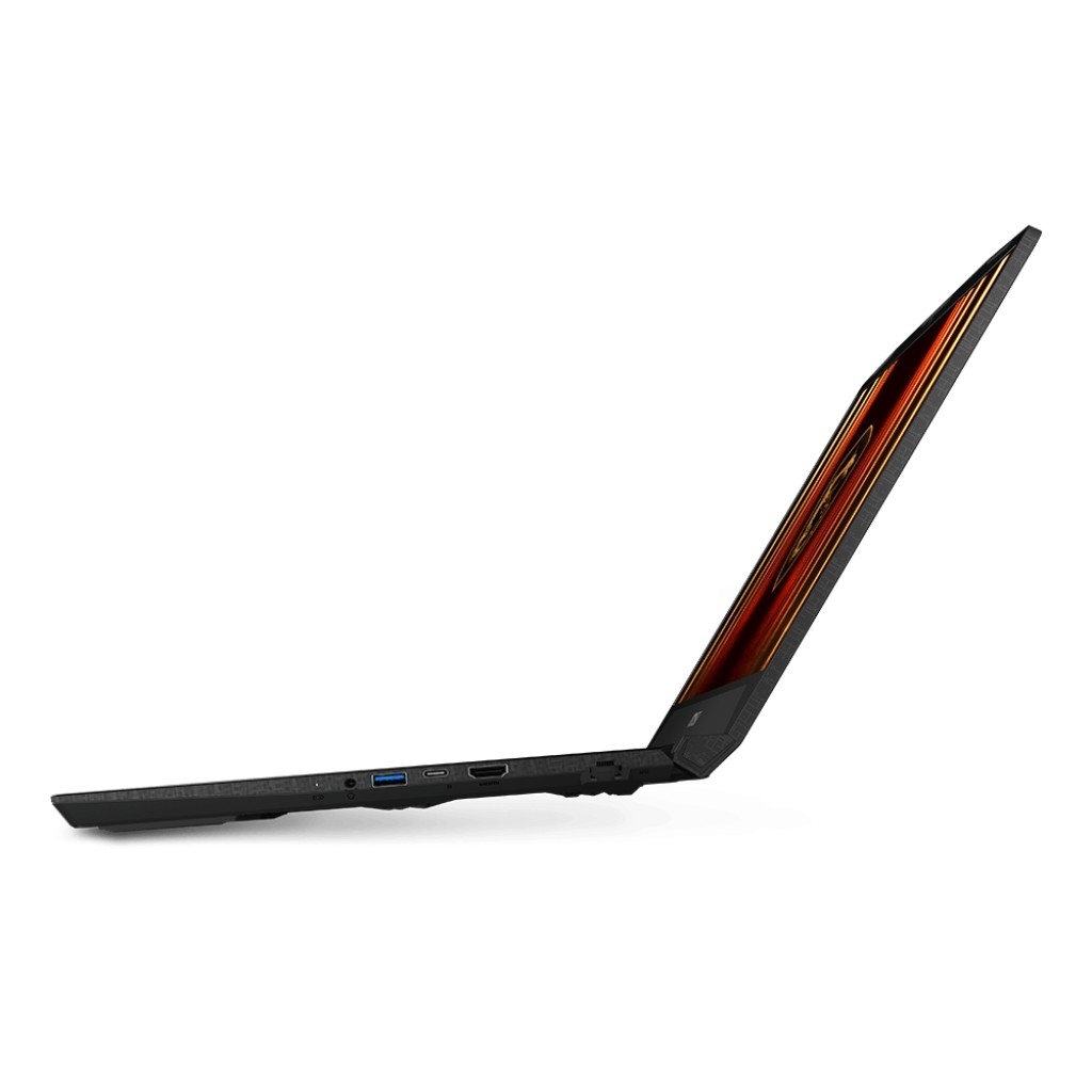 Laptop nero aperto ad angolo, che mostra lo schermo con design arancione e nero. Lo sfondo è bianco.