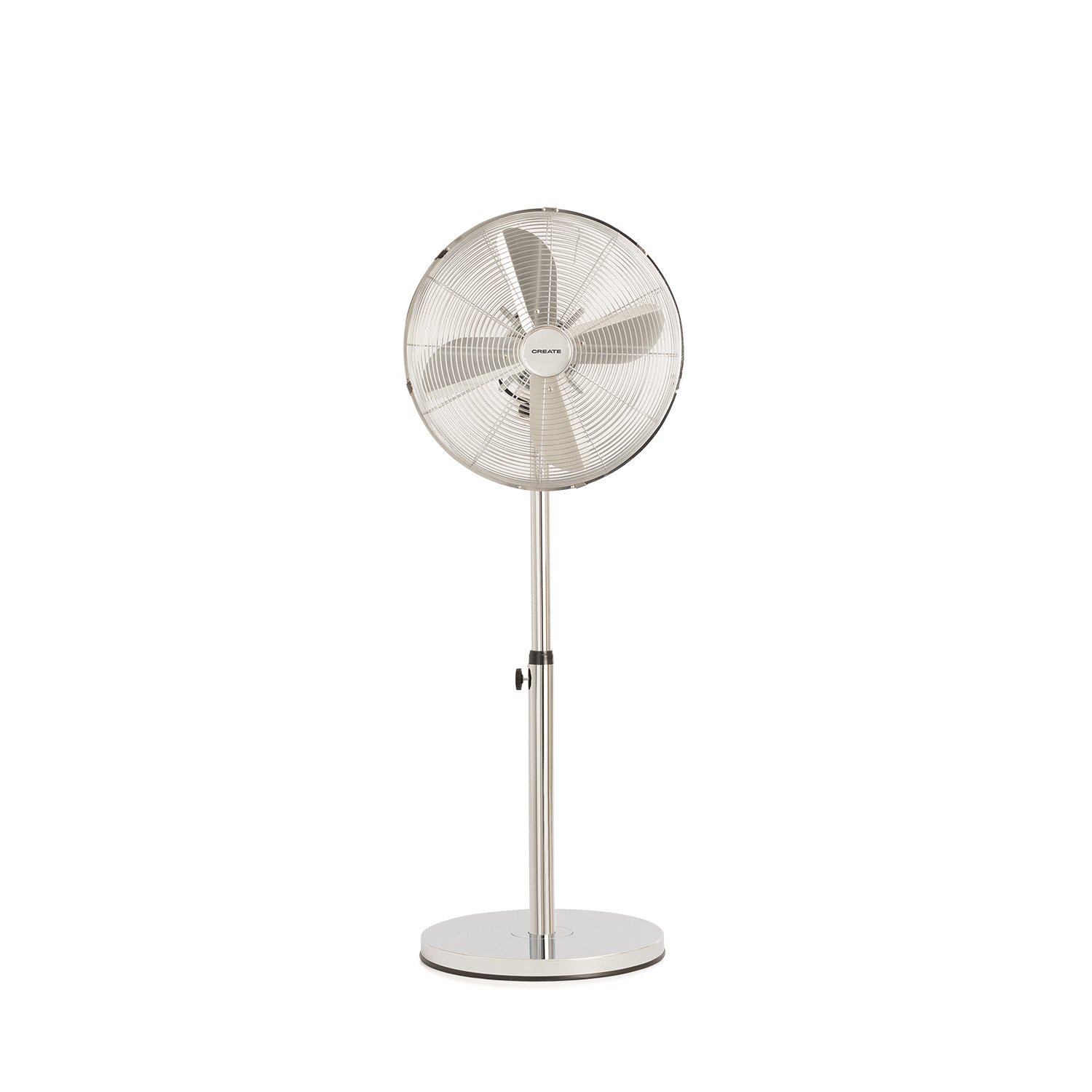 Un ventilador de pie plateado sobre fondo blanco. Tiene cabezal y base circulares, con poste ajustable.