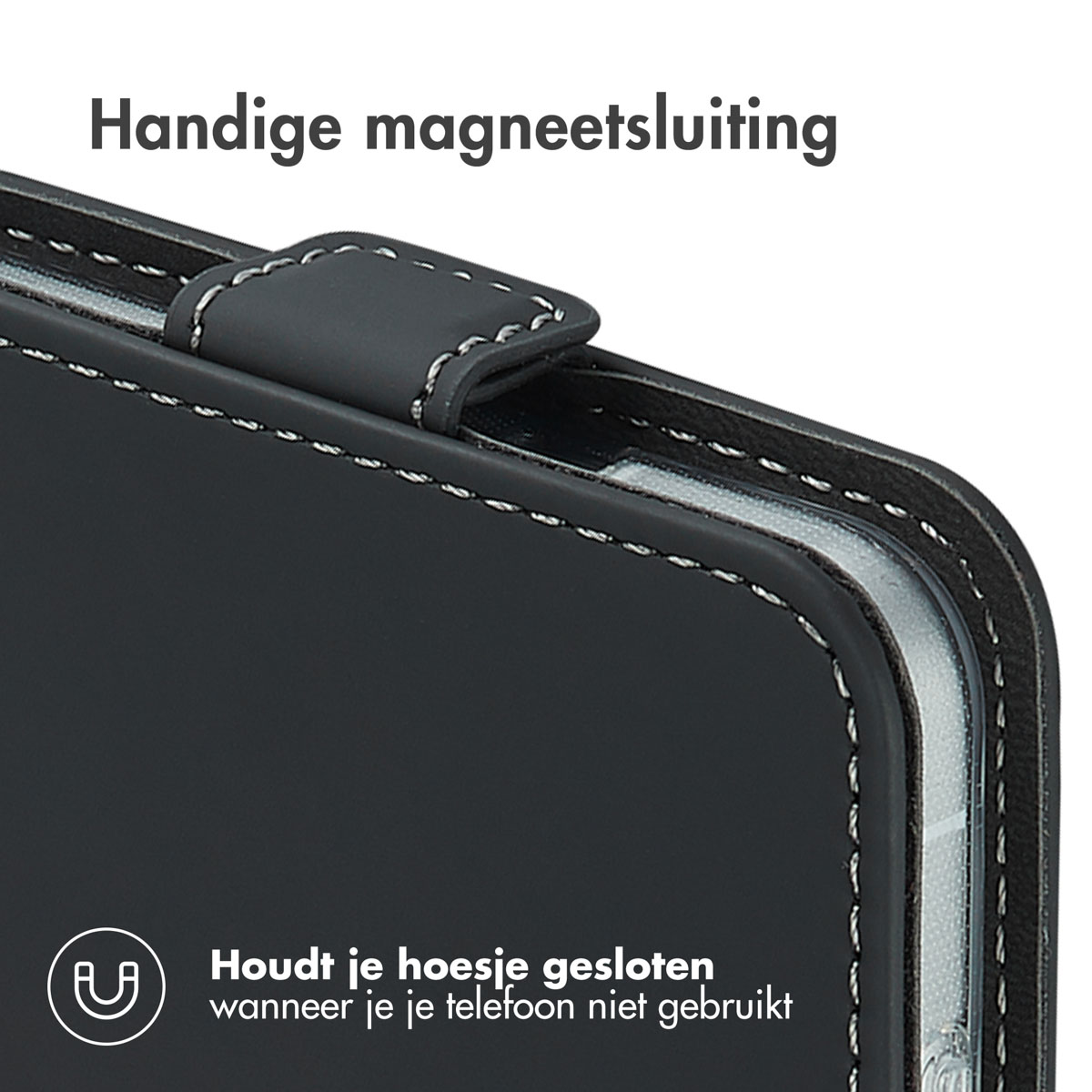 Primo piano di una custodia nera per telefono con chiusura magnetica, testo in olandese.