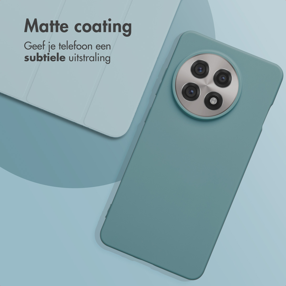 Een teal telefoonhoesje met een telefoon erin. Het bovenste hoesje ligt erboven.