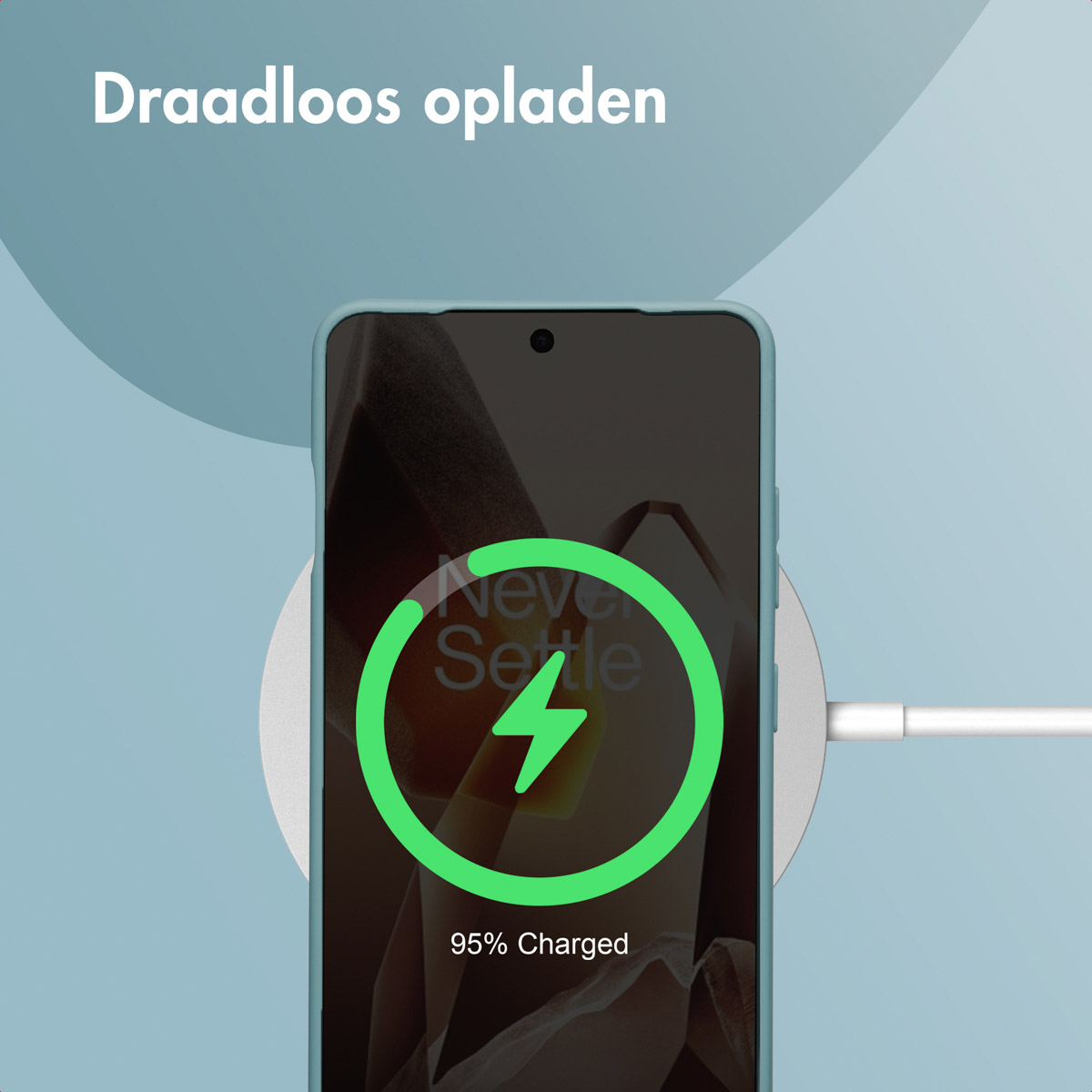 Téléphone se chargeant sans fil. Un éclair vert indique 95% de charge.