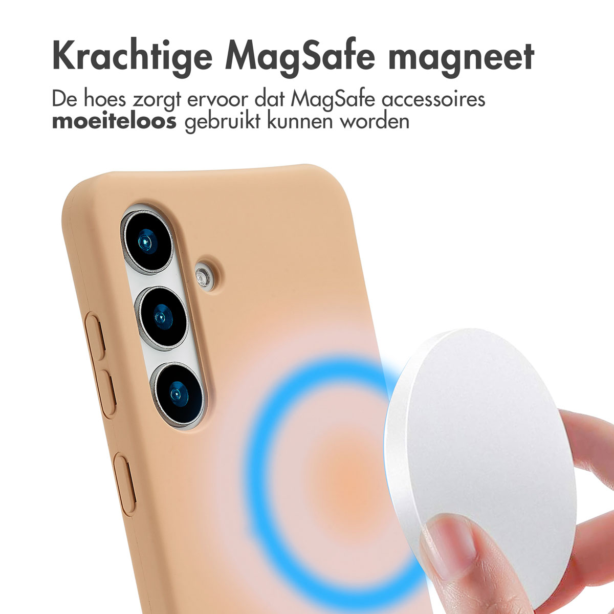 Beige telefoonhoes met witte MagSafe-oplader. Blauwe gloed geeft magnetische verbinding aan. Witte achtergrond.