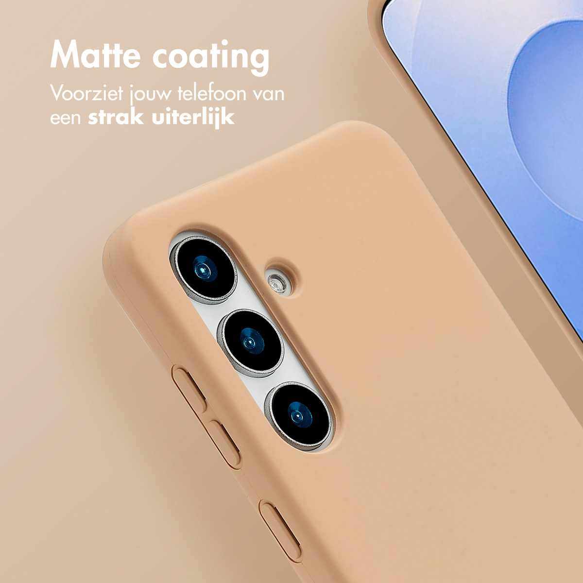 Beige telefoonhoes met camera. Matte coating voor een strakke look. Lichte achtergrond, telefoon zichtbaar.