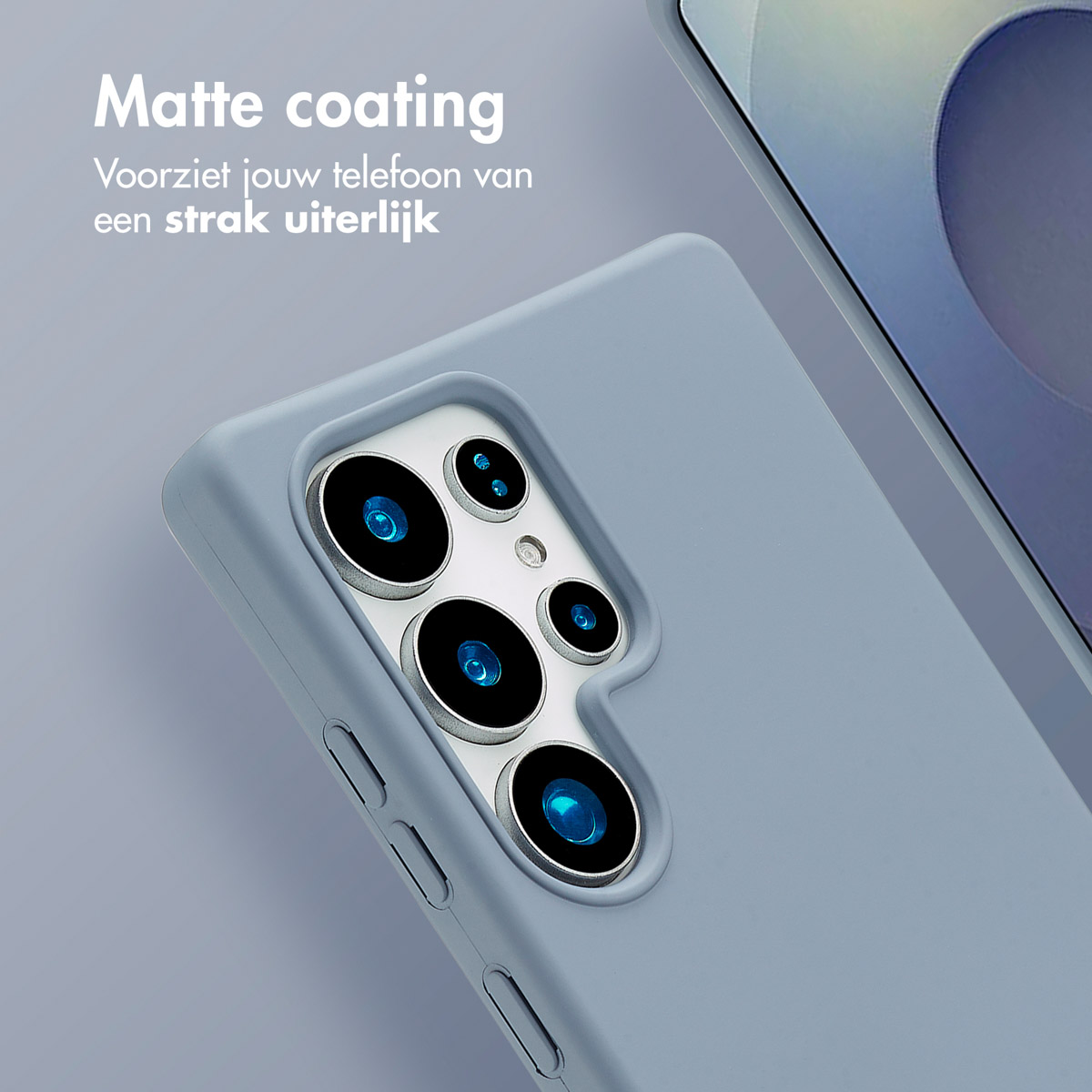 Blauwe telefoonhoes met camera. Matte coating voor een strakke look. Lichte achtergrond, telefoon zichtbaar.