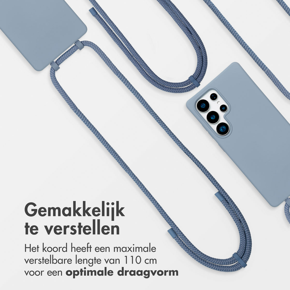Blauwe telefoonhoes en bandje. Het bandje heeft een maximaal verstelbare lengte van 110 cm. Witte achtergrond.
