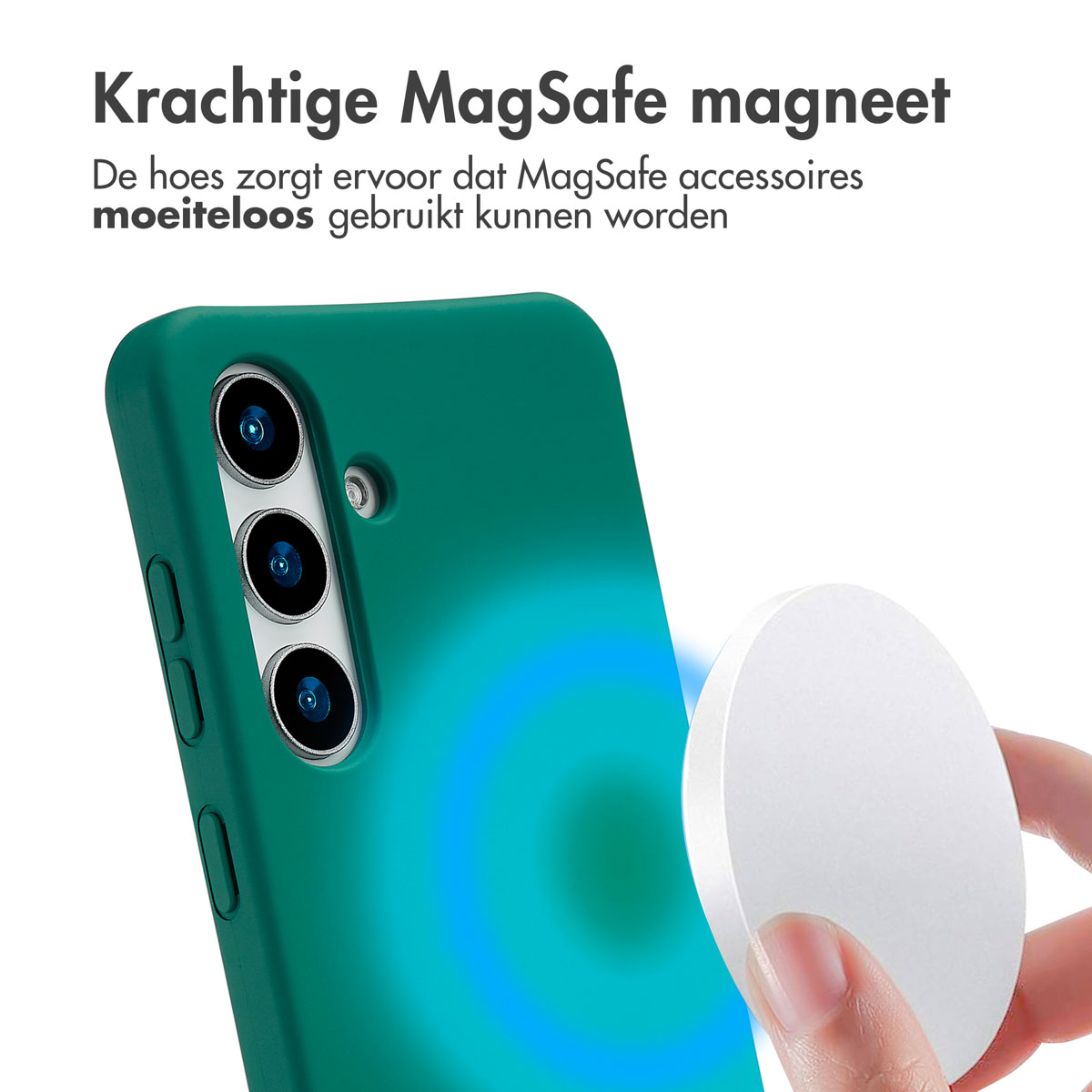 Main tenant un chargeur blanc près d'une coque verte. Un chargeur MagSafe blanc est affiché.