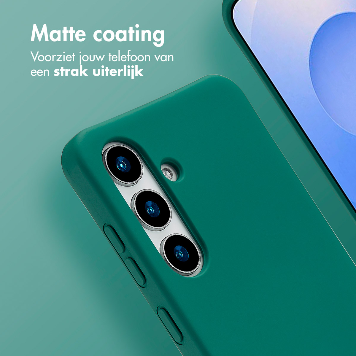 Coque de téléphone verte avec trois caméras, gros plan. Revêtement mat. Partie d'un autre téléphone visible.