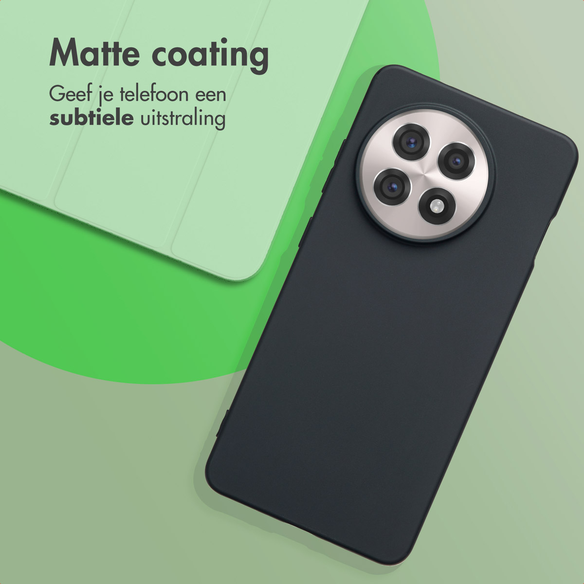 Zwarte telefoonhoes en een groene hoes. De telefoonhoes heeft een matte afwerking. De achtergrond is groen.
