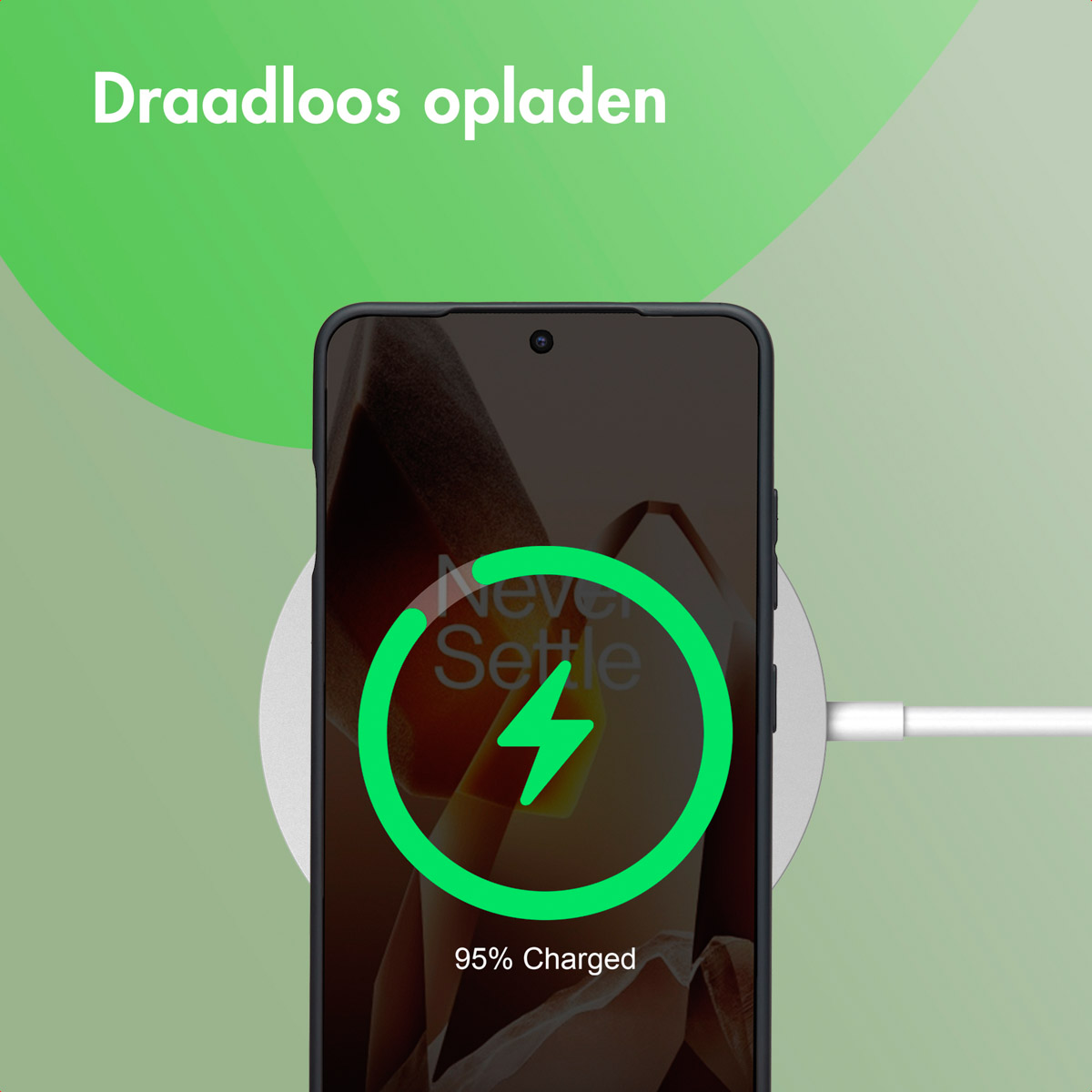 Een telefoon wordt draadloos opgeladen. Het scherm toont een bliksemschicht. De achtergrond is groen.