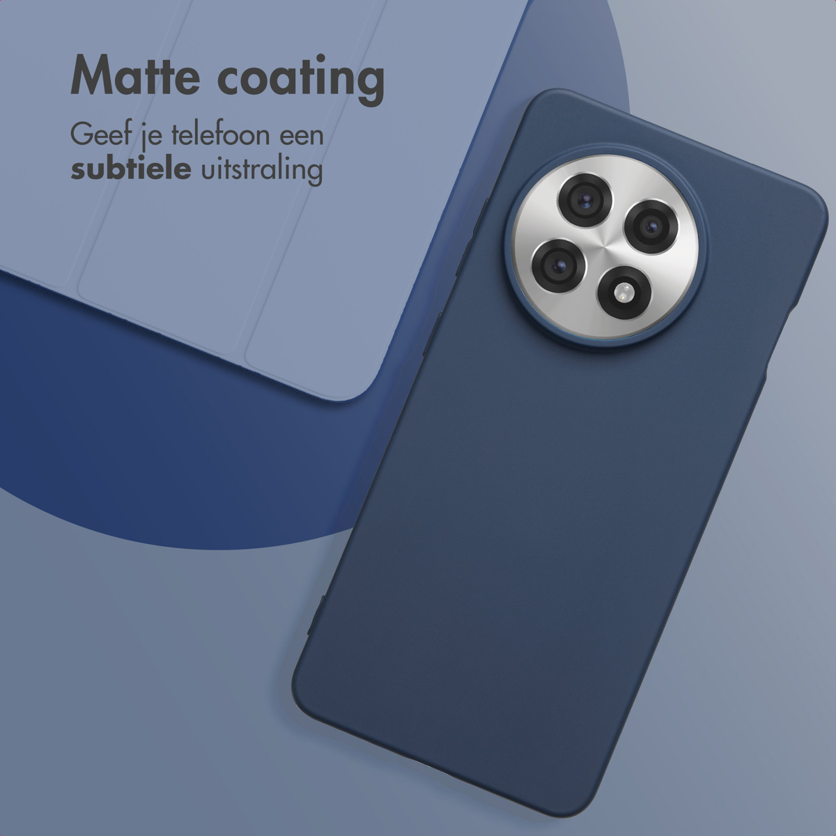 Een telefoonhoesje met een matte coating. Een telefoon in een hoes op een blauw oppervlak.