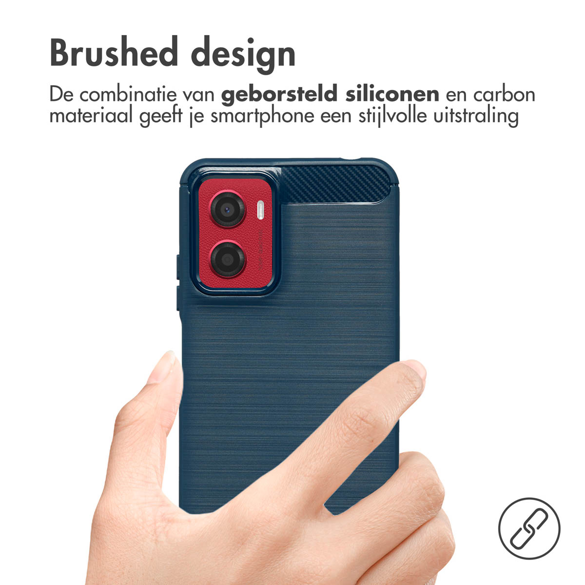 Main tenant une coque de téléphone bleue. La coque est bleu foncé avec une zone rouge.