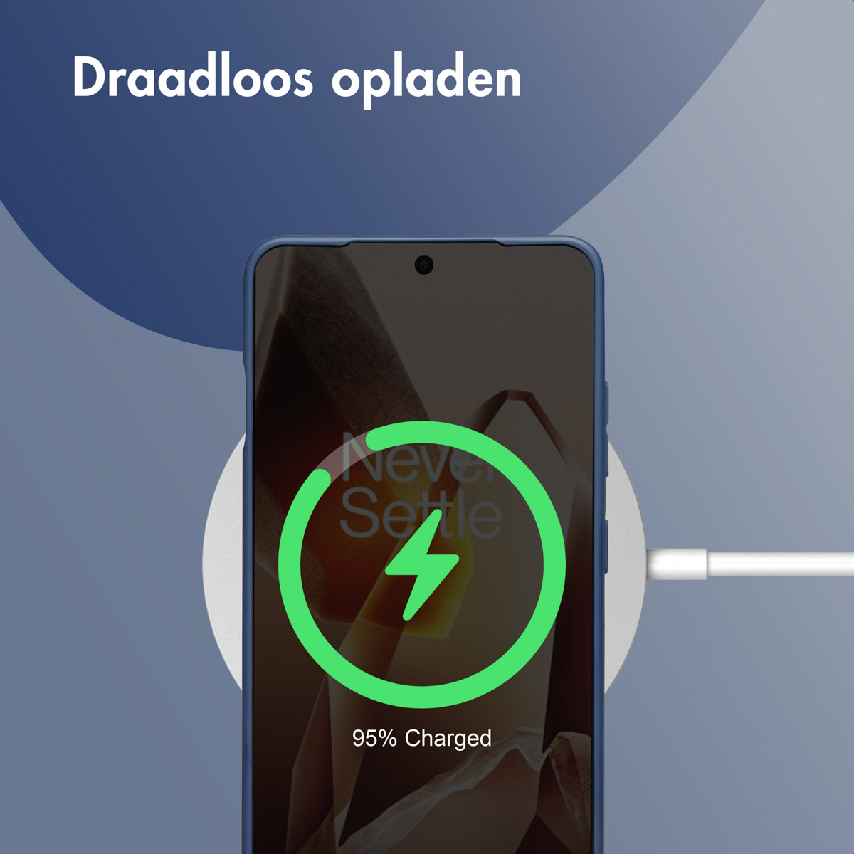 Een telefoon in een blauwe hoes laadt draadloos op. Een groen bliksemsymbool is zichtbaar.