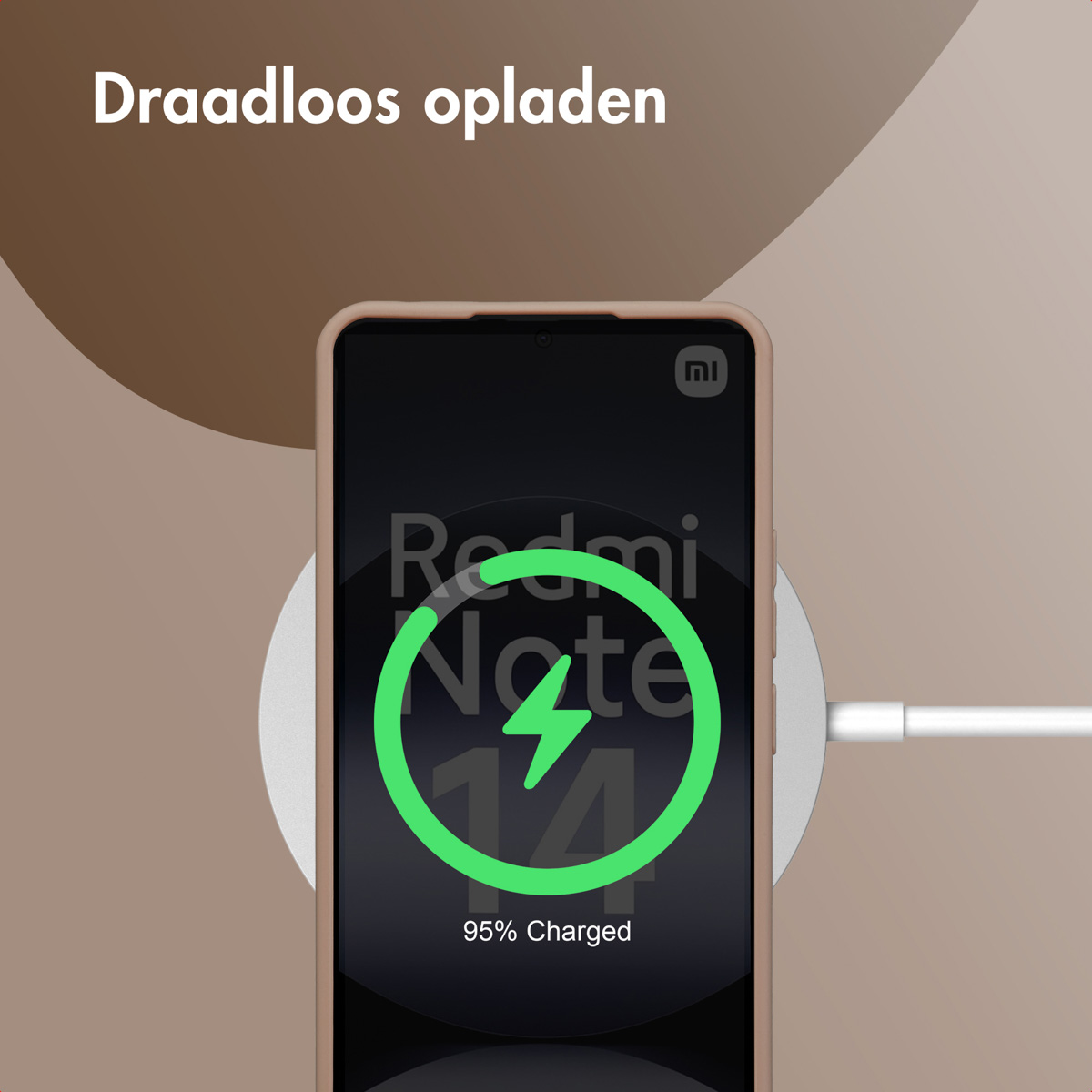 Téléphone en charge sans fil sur un socle blanc. L'écran affiche 95% chargé avec un éclair vert.