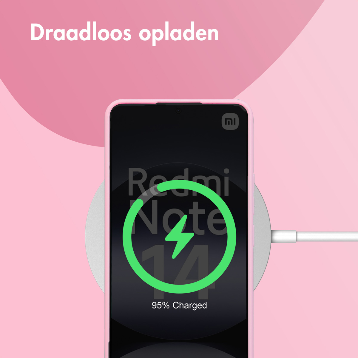 Een telefoon met een oplaadsymbool. Een draadloze oplader laadt de telefoon op. Roze achtergrond.