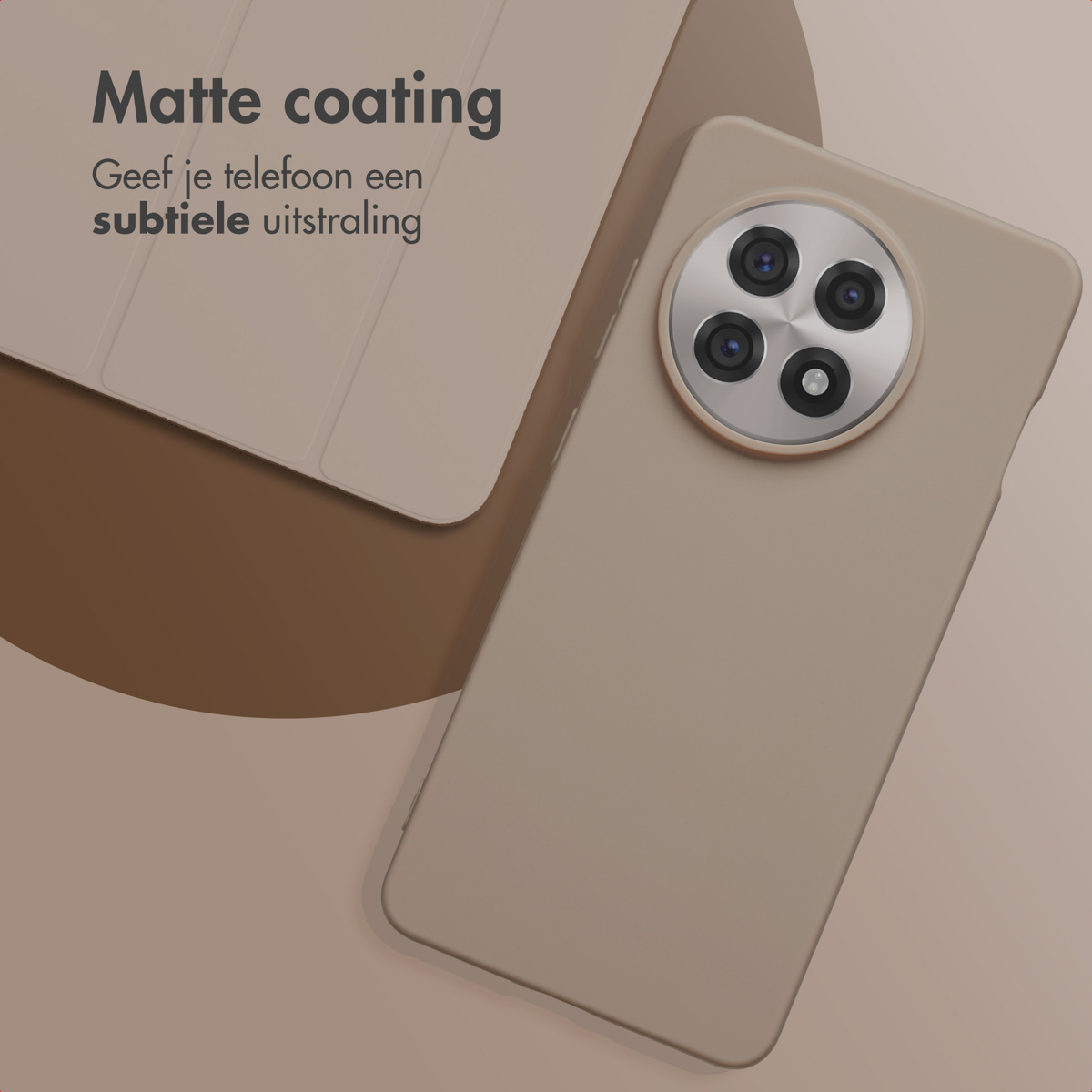 Een beige telefoonhoesje en een witte cover. De telefoonhoes zit op een beige achtergrond.