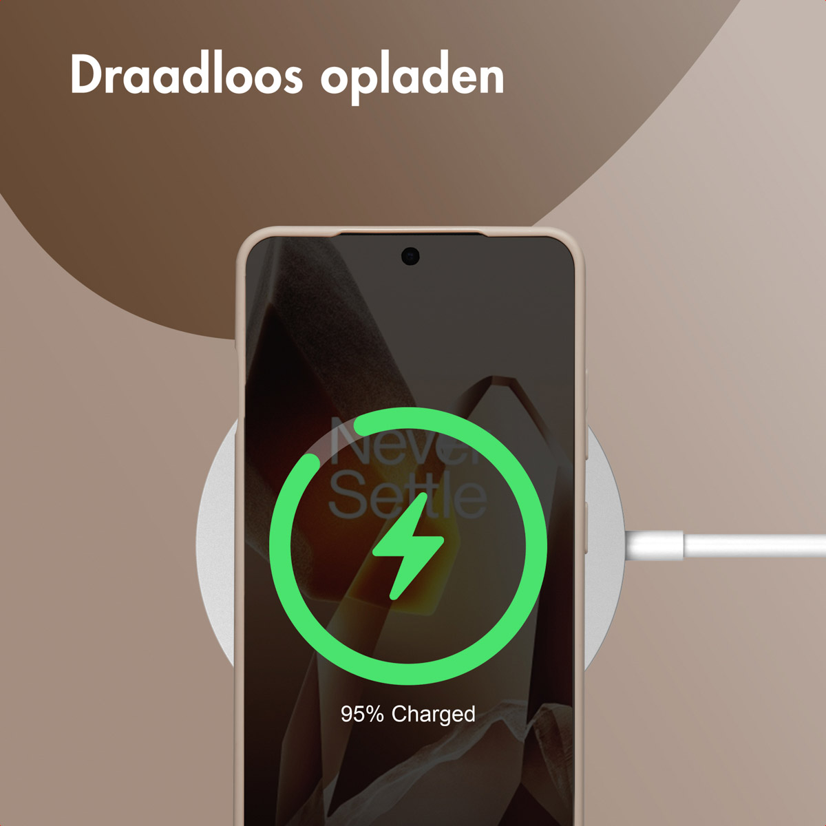 Een telefoon wordt draadloos opgeladen. Er wordt een witte oplader gebruikt. Bruine achtergrond.