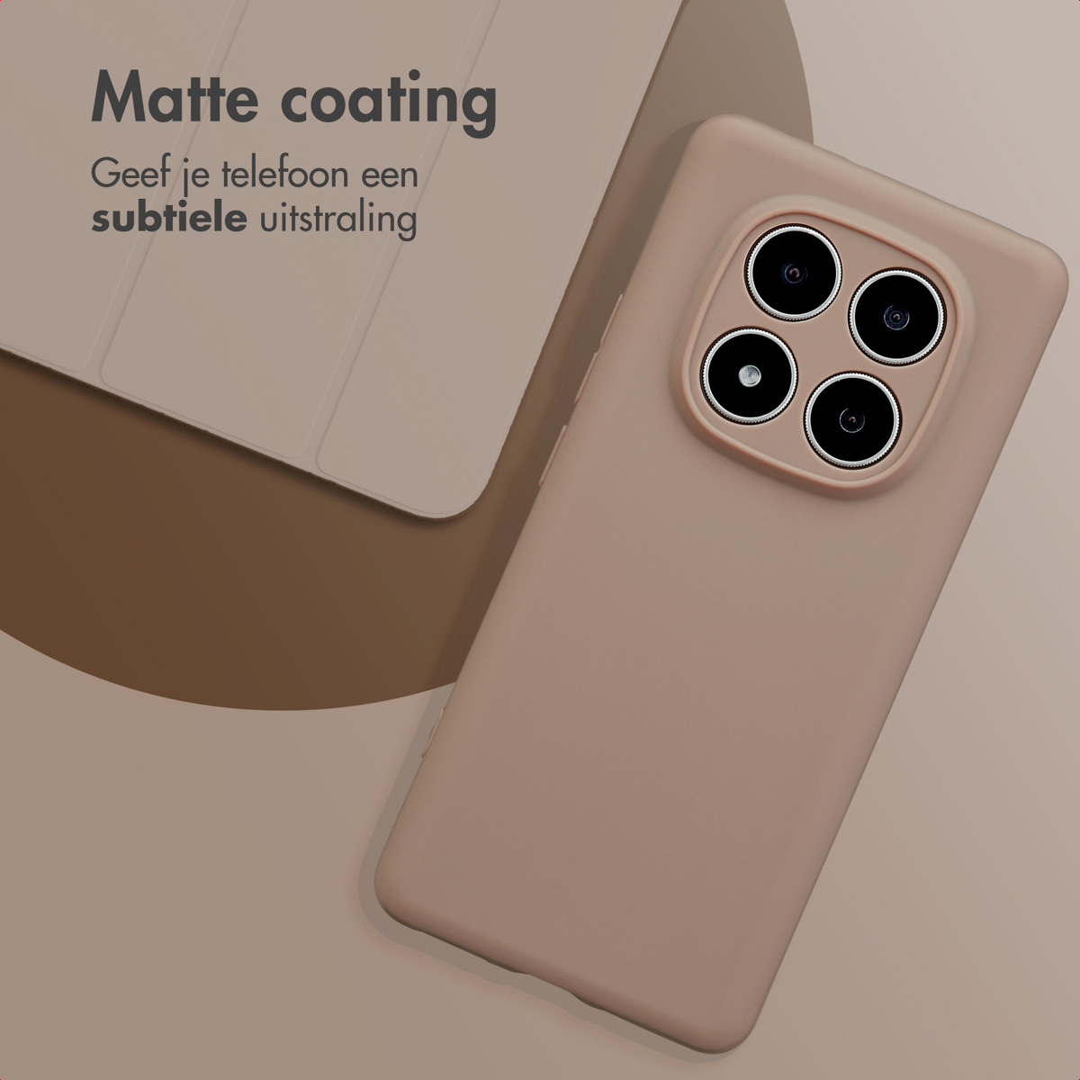 Beige telefoonhoesje met een matte afwerking. De hoes staat op een lichtbruine achtergrond.
