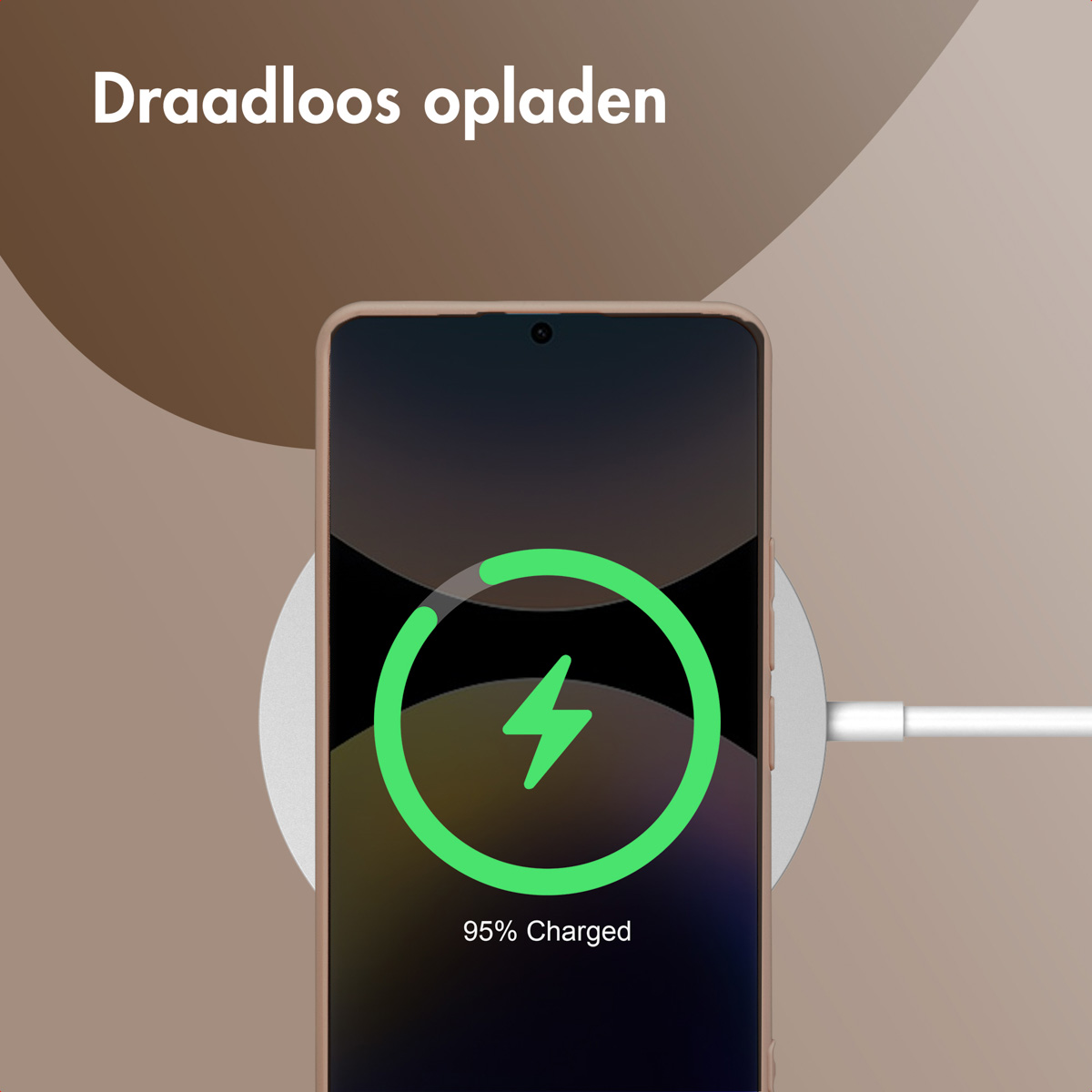 Telefoon op draadloze oplader, 95% opgeladen. Telefoon toont oplaadindicator.