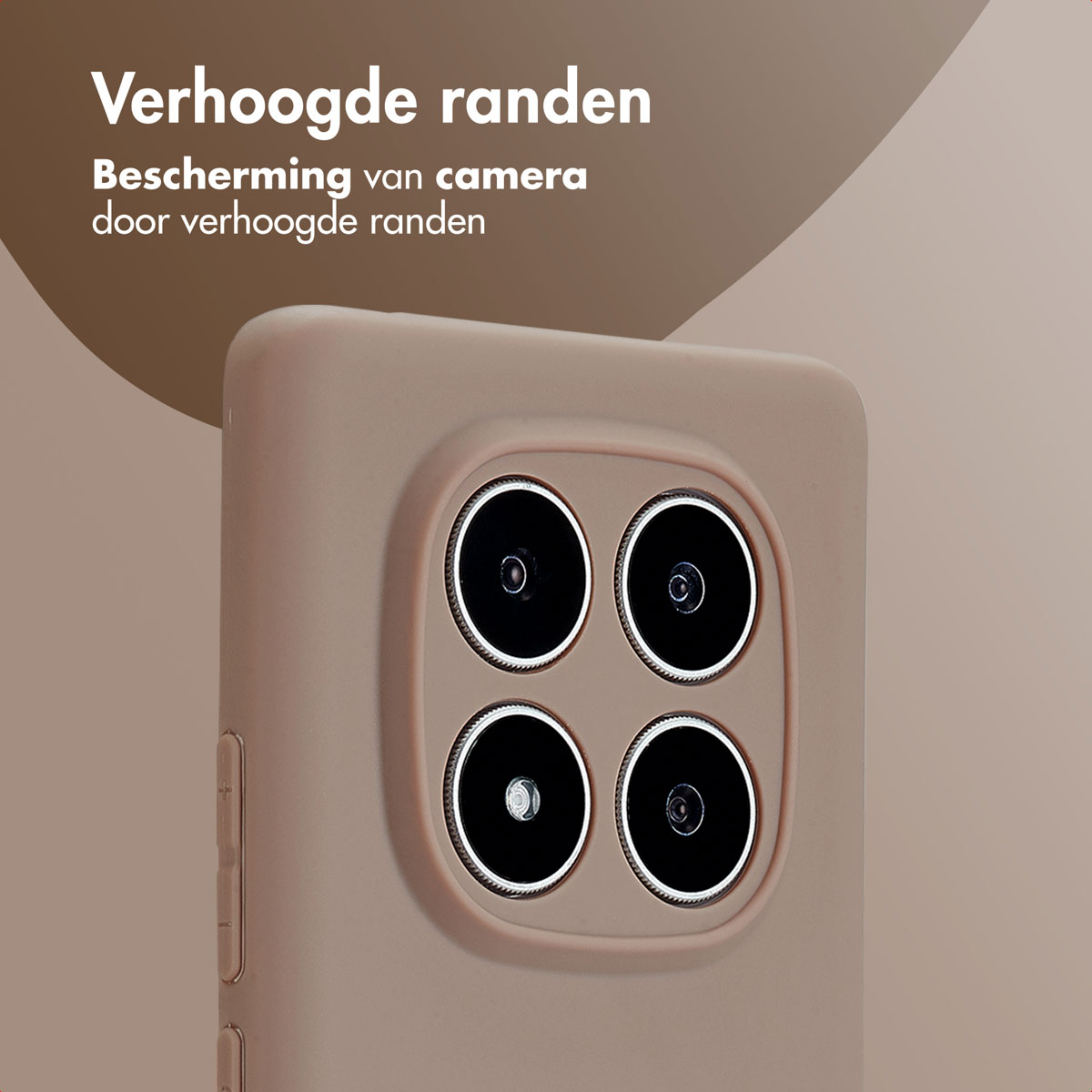Telefoonhoesje met vier cameralenzen. Beige hoesje met verhoogde randen.