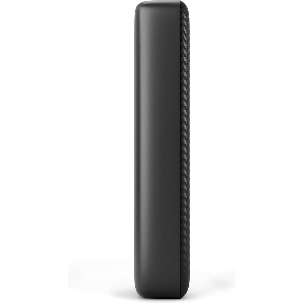 Schwarze rechteckige Powerbank, Seitenansicht. Eine Seite hat ein Kohlefaserdesign.