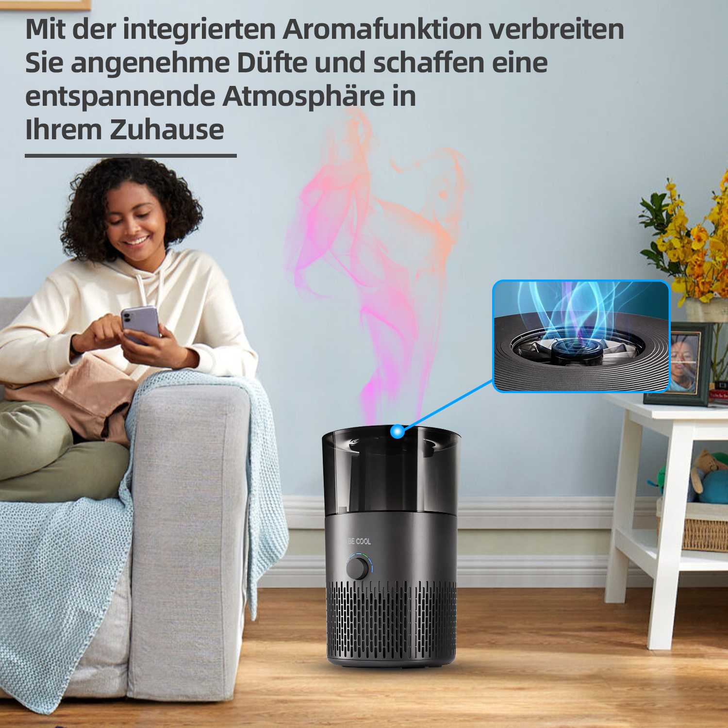 Donna sul divano che usa il telefono, purificatore d'aria con funzione aroma. Testo: BE COOL.
