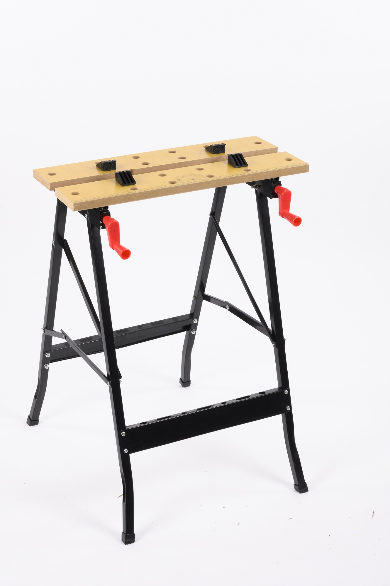 Zwarte metalen werkbank met een houten blad. Rode handgrepen zichtbaar. Witte achtergrond.
