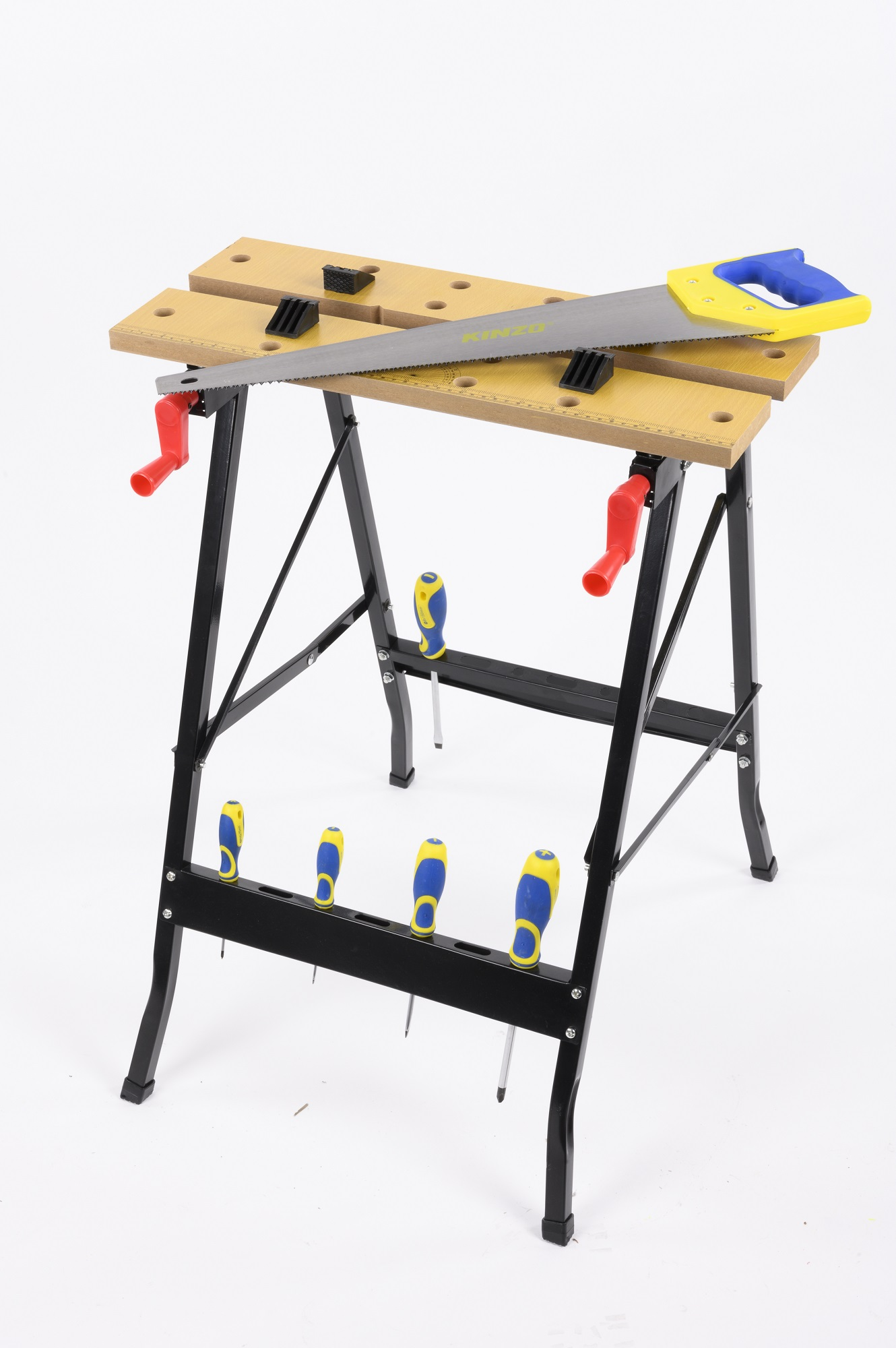 Een werkbank met een zaag en schroevendraaiers. De werkbank heeft een houten blad en zwarte poten.