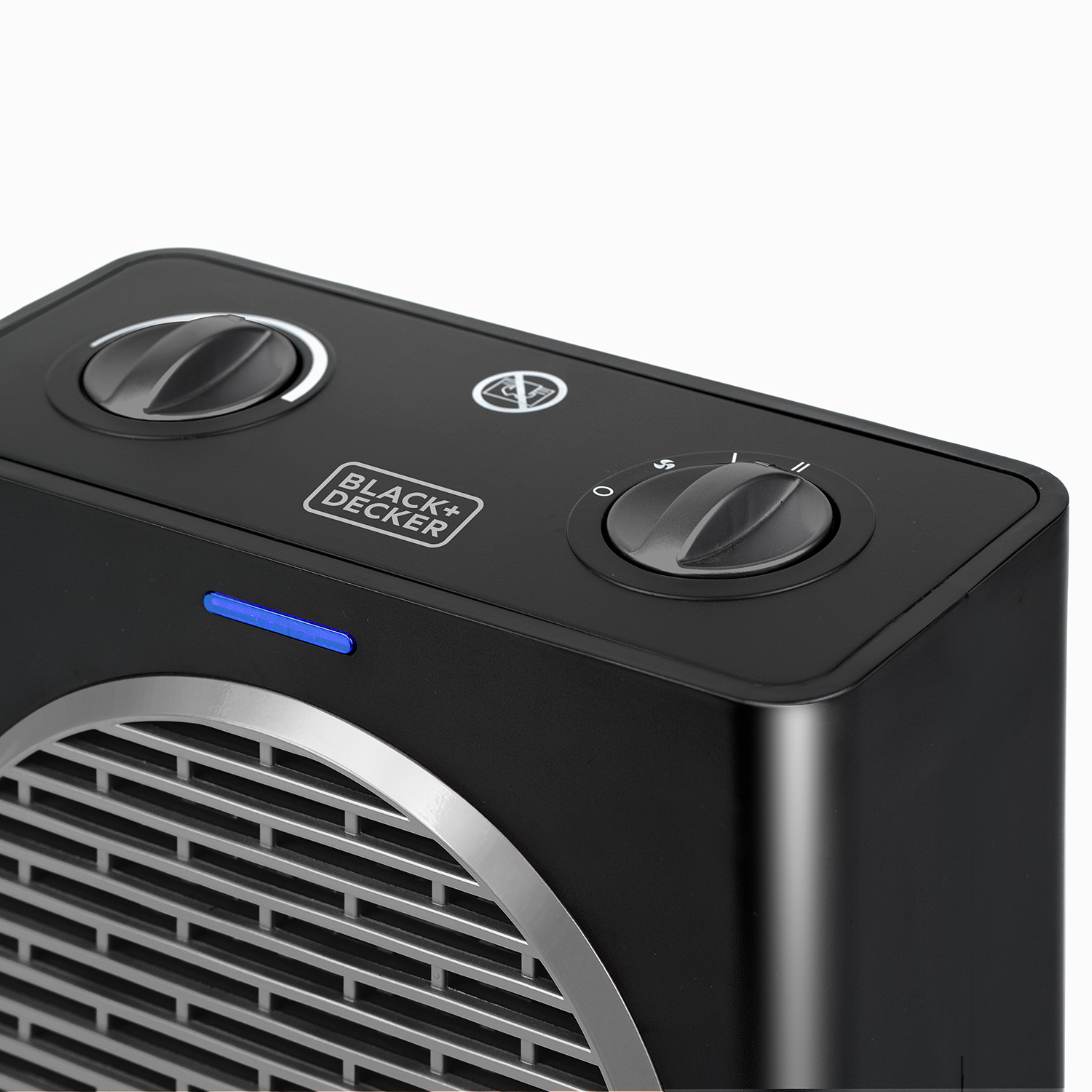 Grzejnik Black+Decker z dwoma pokrętłami i niebieskim światłem. Białe tło.