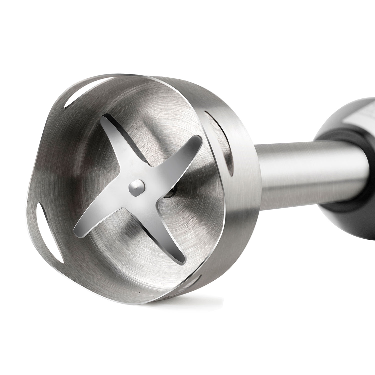 Zbliżenie srebrnego ostrza blendera ręcznego na białym tle.