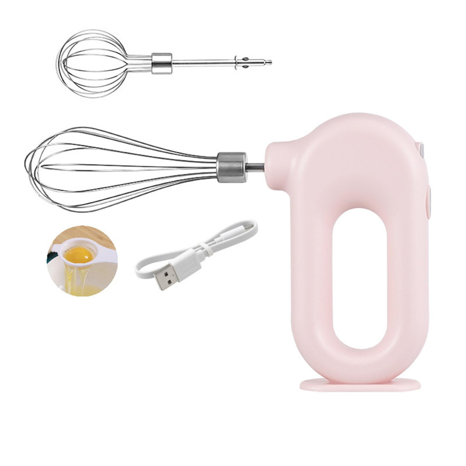 Rosa Handmixer mit zwei Aufsätzen, einem Schneebesen und einem Quirl, und einem USB-Kabel.