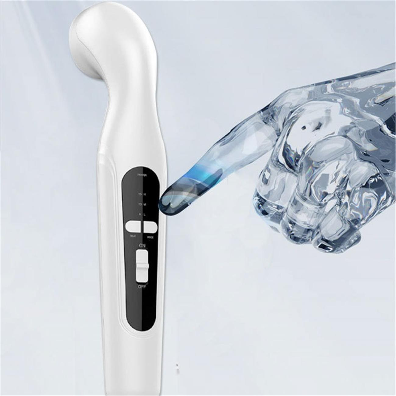 Weißes Gerät mit Knopf wird von transparenter Hand berührt. Hintergrund hellblau.
