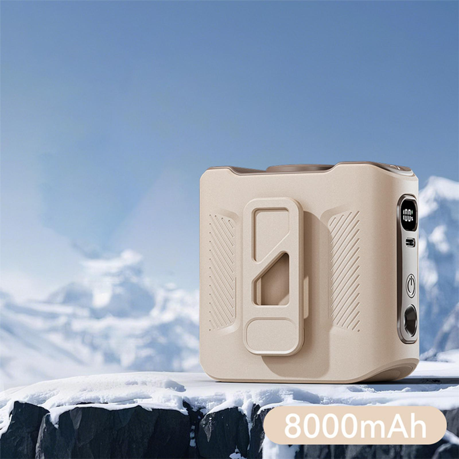 Beige Gerät mit Clip, auf Schnee platziert, mit dem Text '8000mAh'.