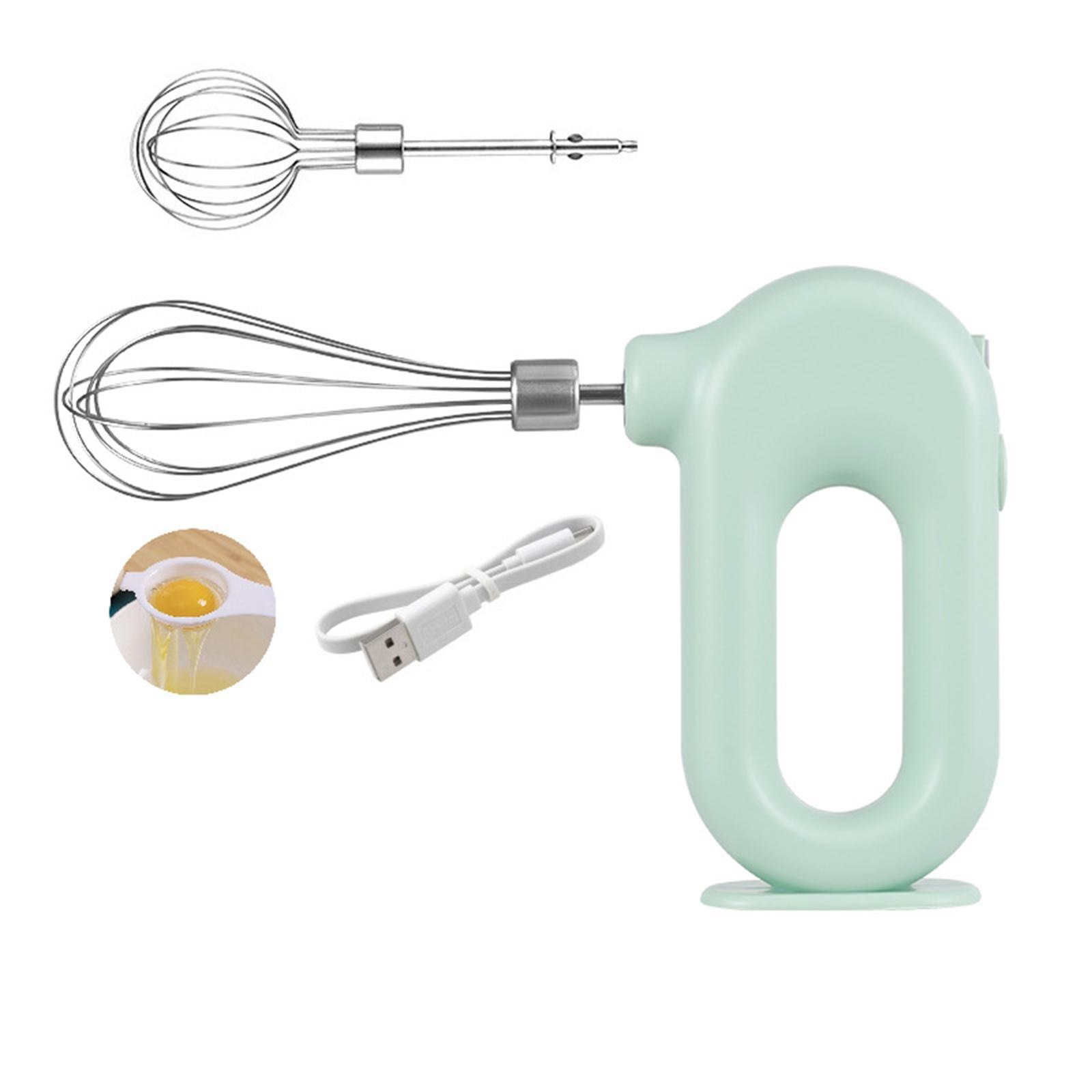 Grüner Handmixer mit Aufsätzen und Eiertrenner.