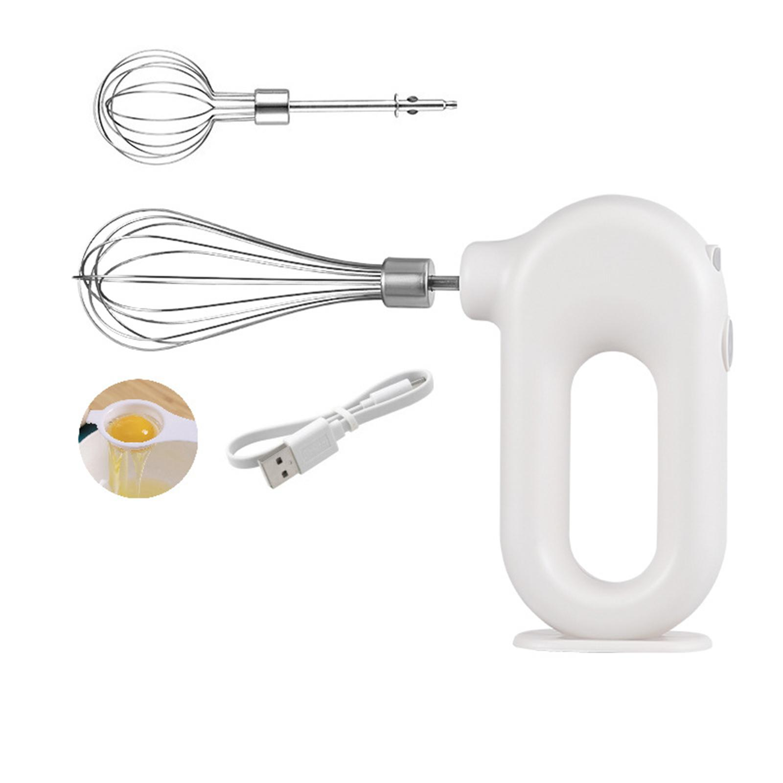 Weißer Handmixer mit Aufsätzen und Eiertrenner.