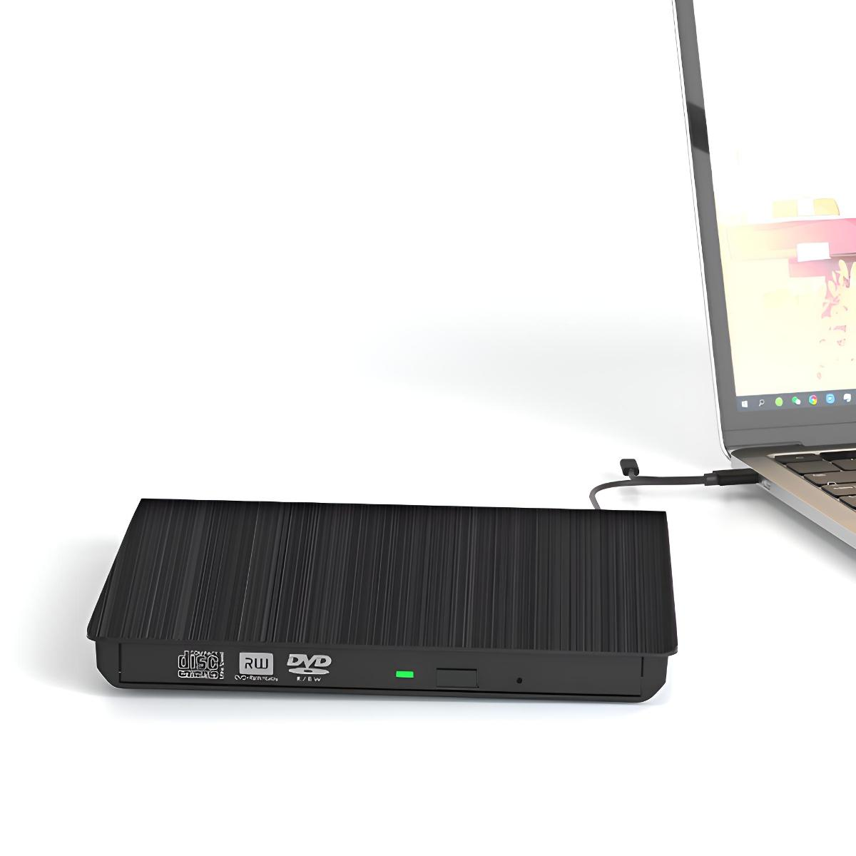 Schwarzes externes DVD-Laufwerk, das an einen Laptop angeschlossen ist. Das Laufwerk befindet sich auf weißer Oberfläche.