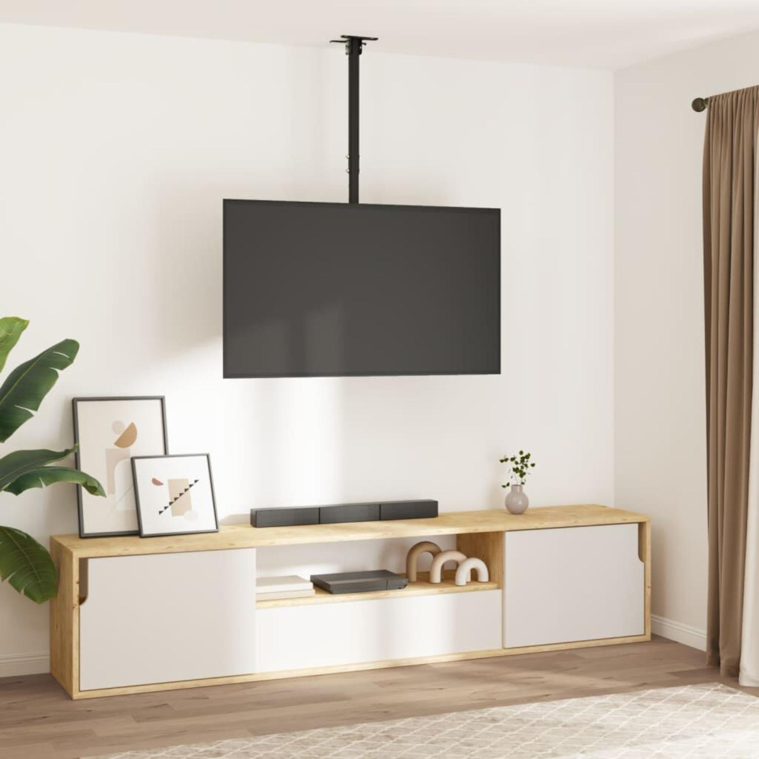 Ein Wohnzimmer mit einem an der Decke montierten Fernseher. Darunter ein Holzschrank mit zwei weißen Türen.