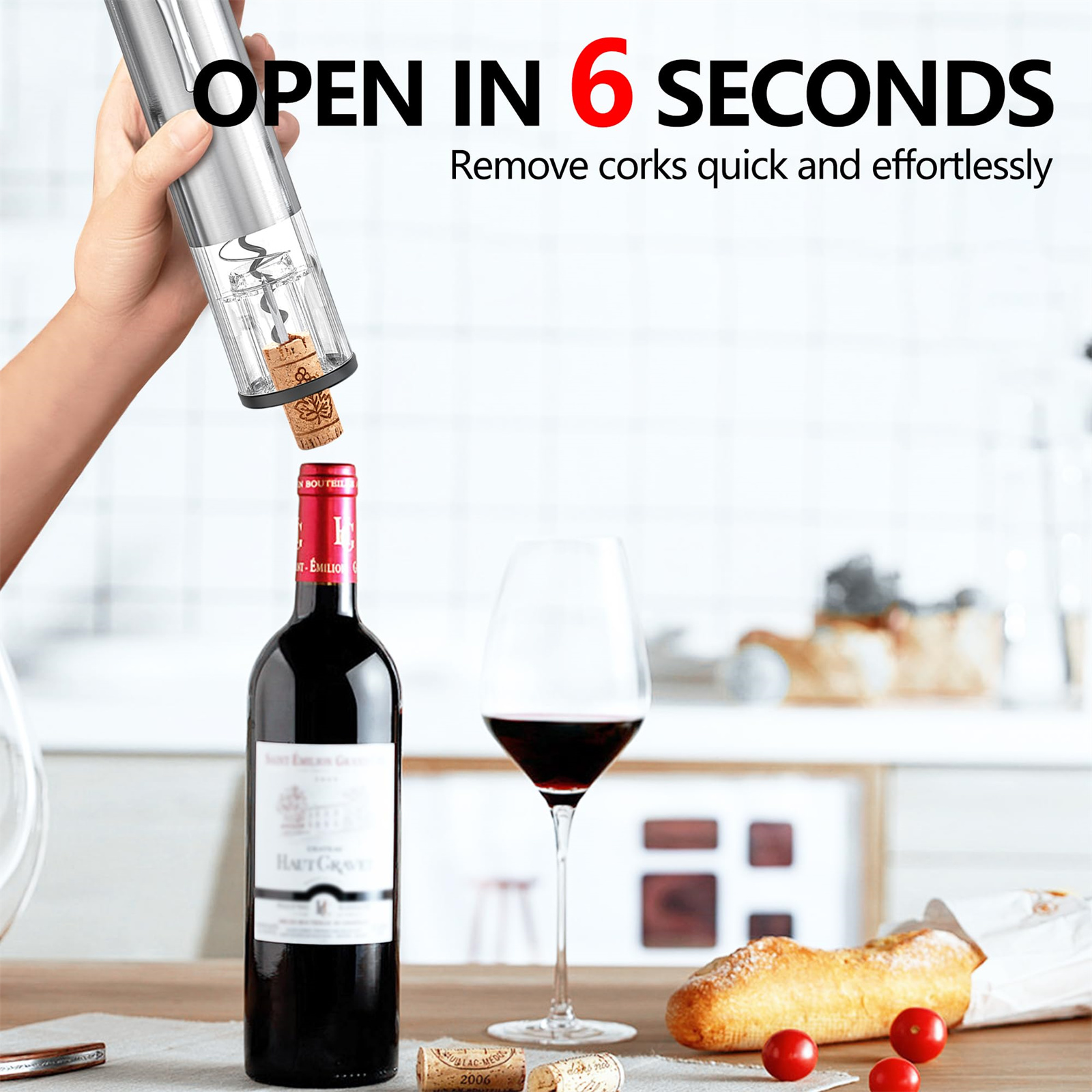 Eine Person, die einen elektrischen Weinöffner benutzt, um einen Korken aus einer Weinflasche zu entfernen, mit einem Glas und Essen.
