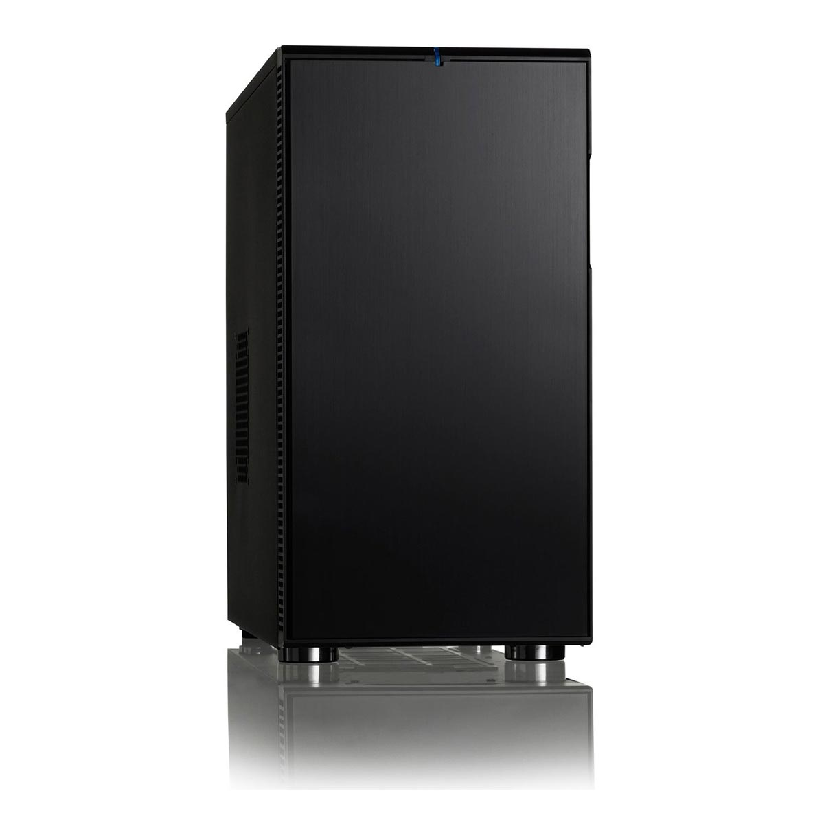 Czarna obudowa komputera, widok z przodu, na odblaskowej powierzchni. Minimalistyczny design.