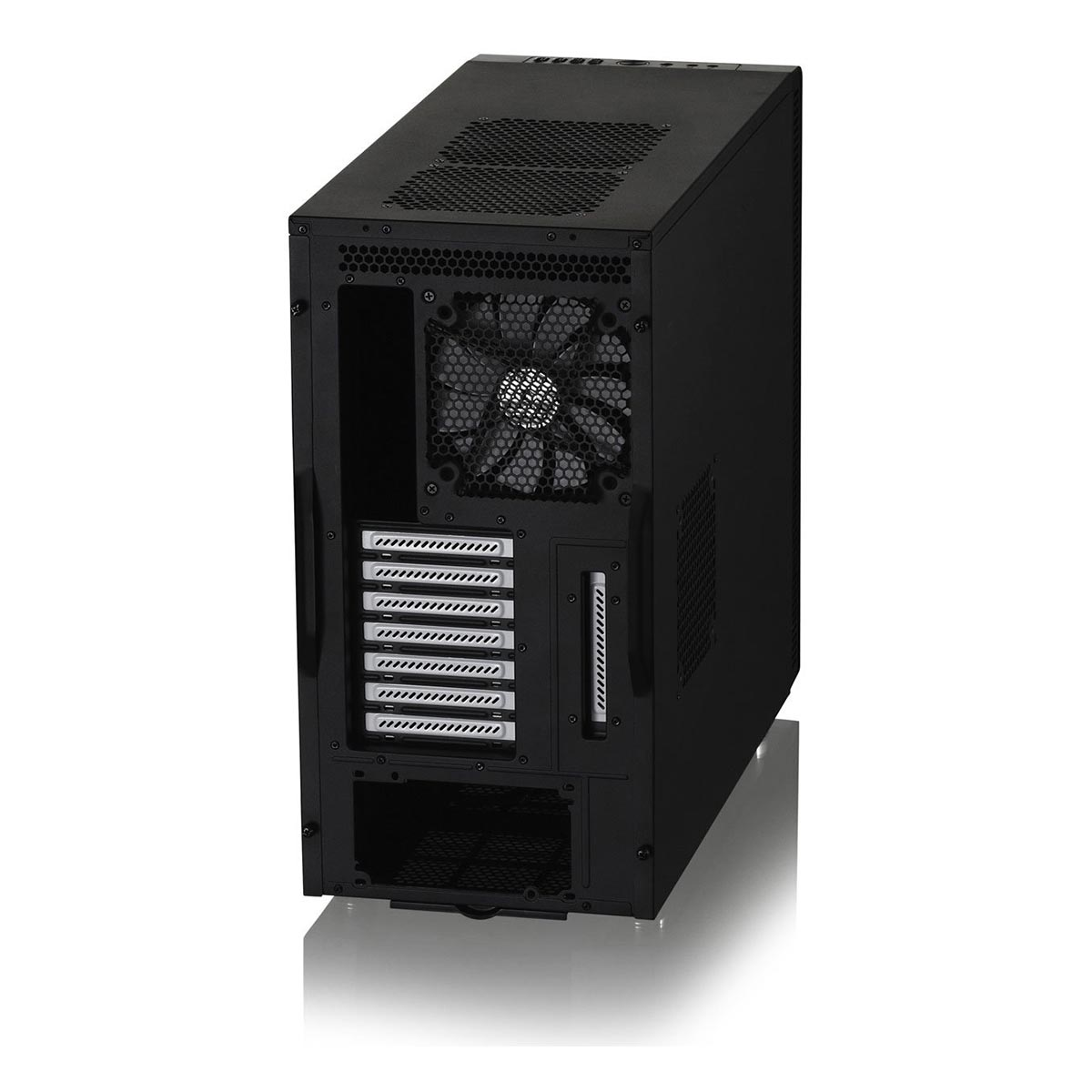 Czarna obudowa komputera z otwartym tyłem, widoczny wentylator. Widoczne srebrne gniazda dysków twardych.