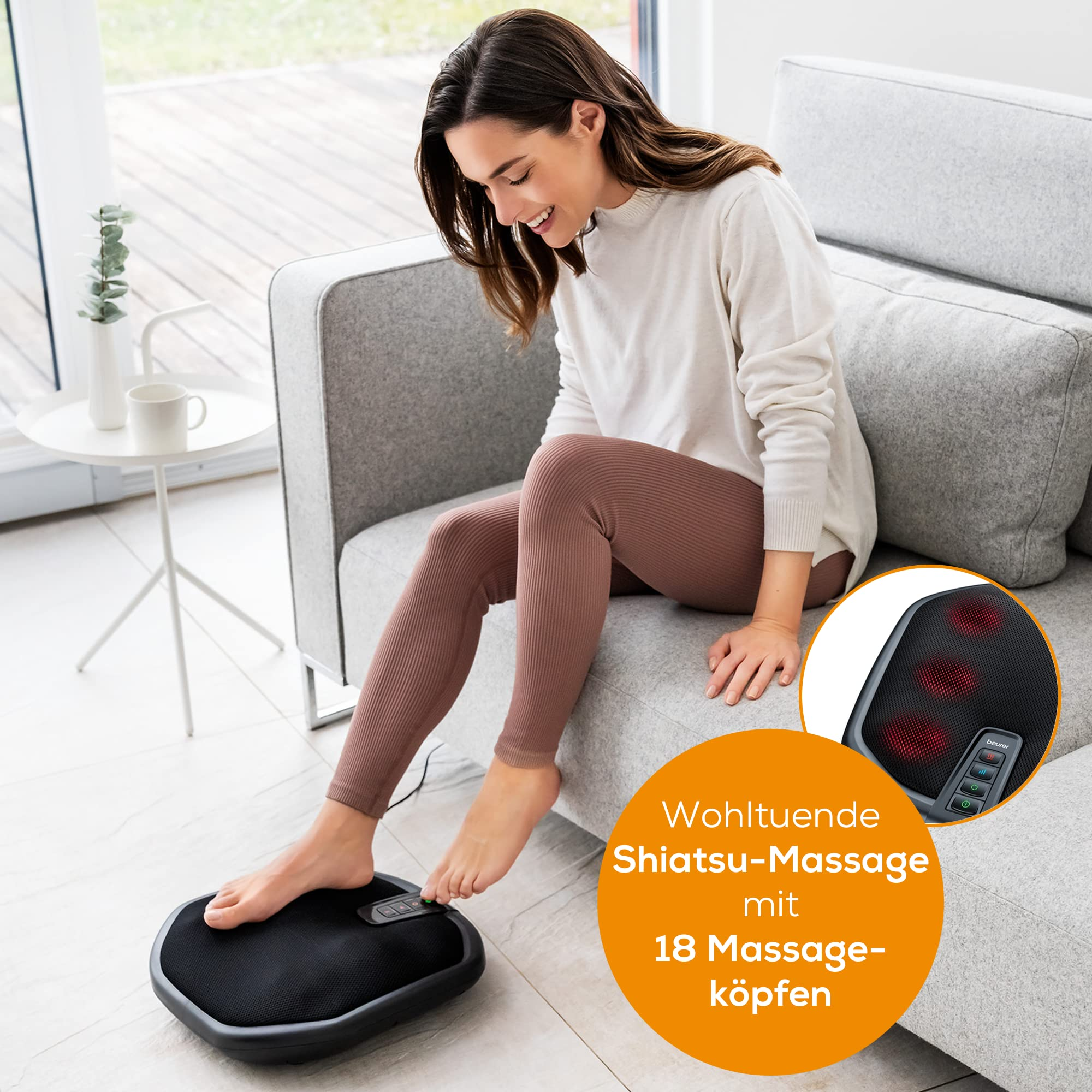 Eine Frau sitzt auf einem Sofa und benutzt ein Fußmassagegerät. Eine Nahaufnahme zeigt die Massageköpfe. Der Text sagt Shiatsu-Massage.
