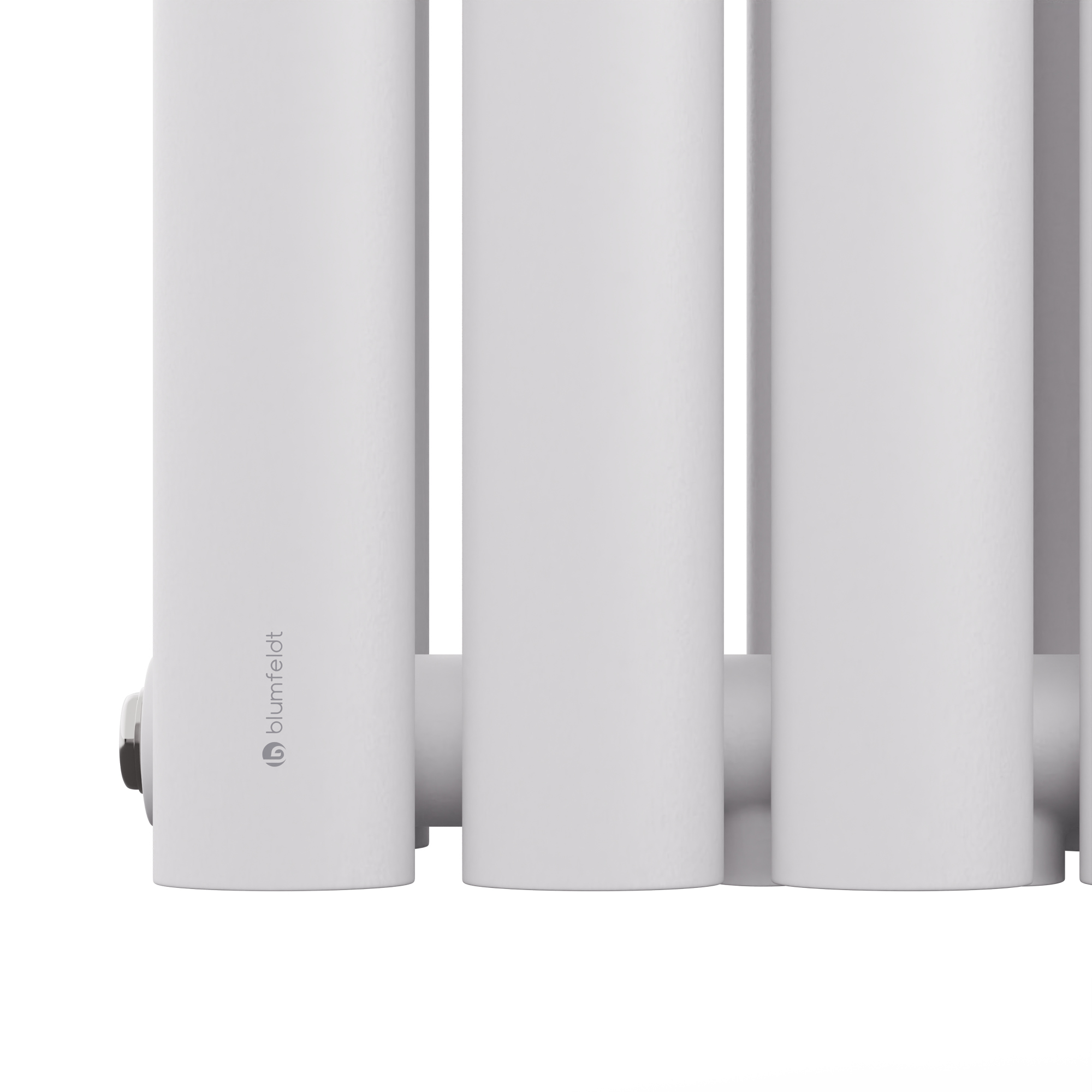 Radiador vertical blanco con tres columnas redondeadas. Fondo blanco.