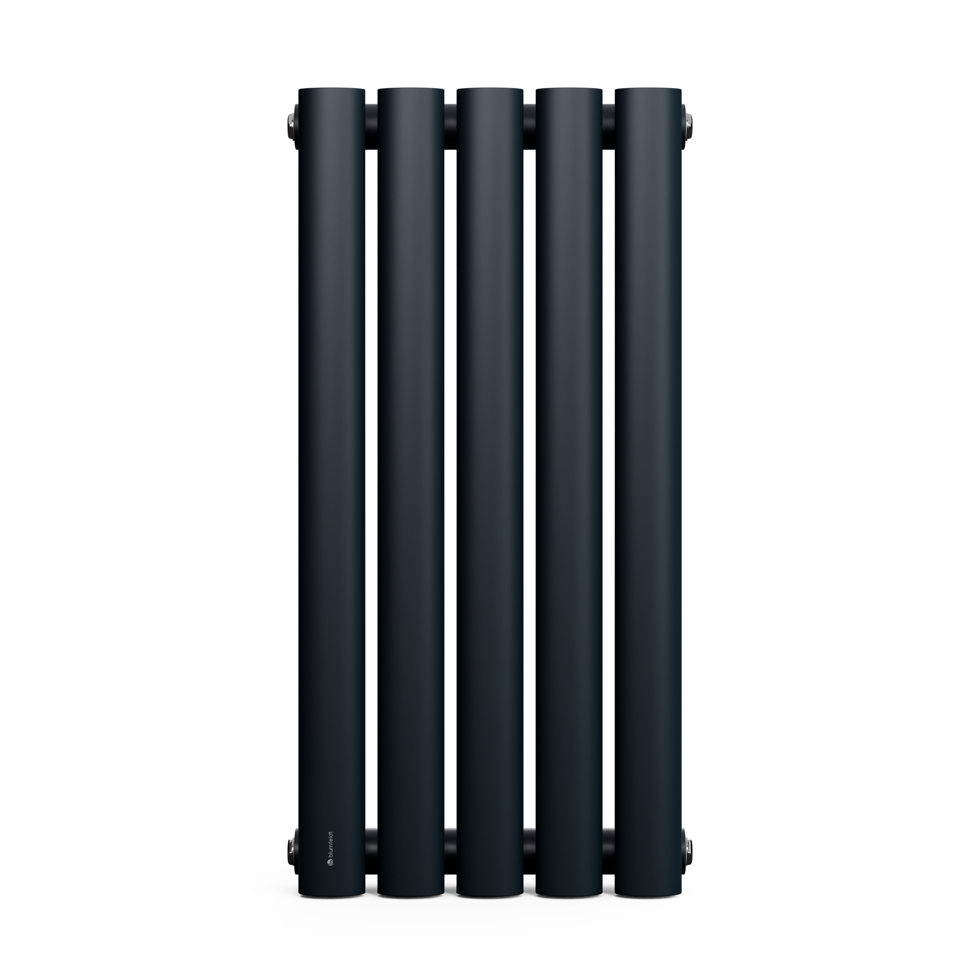 Radiatore verticale nero con cinque colonne arrotondate. Sfondo bianco.